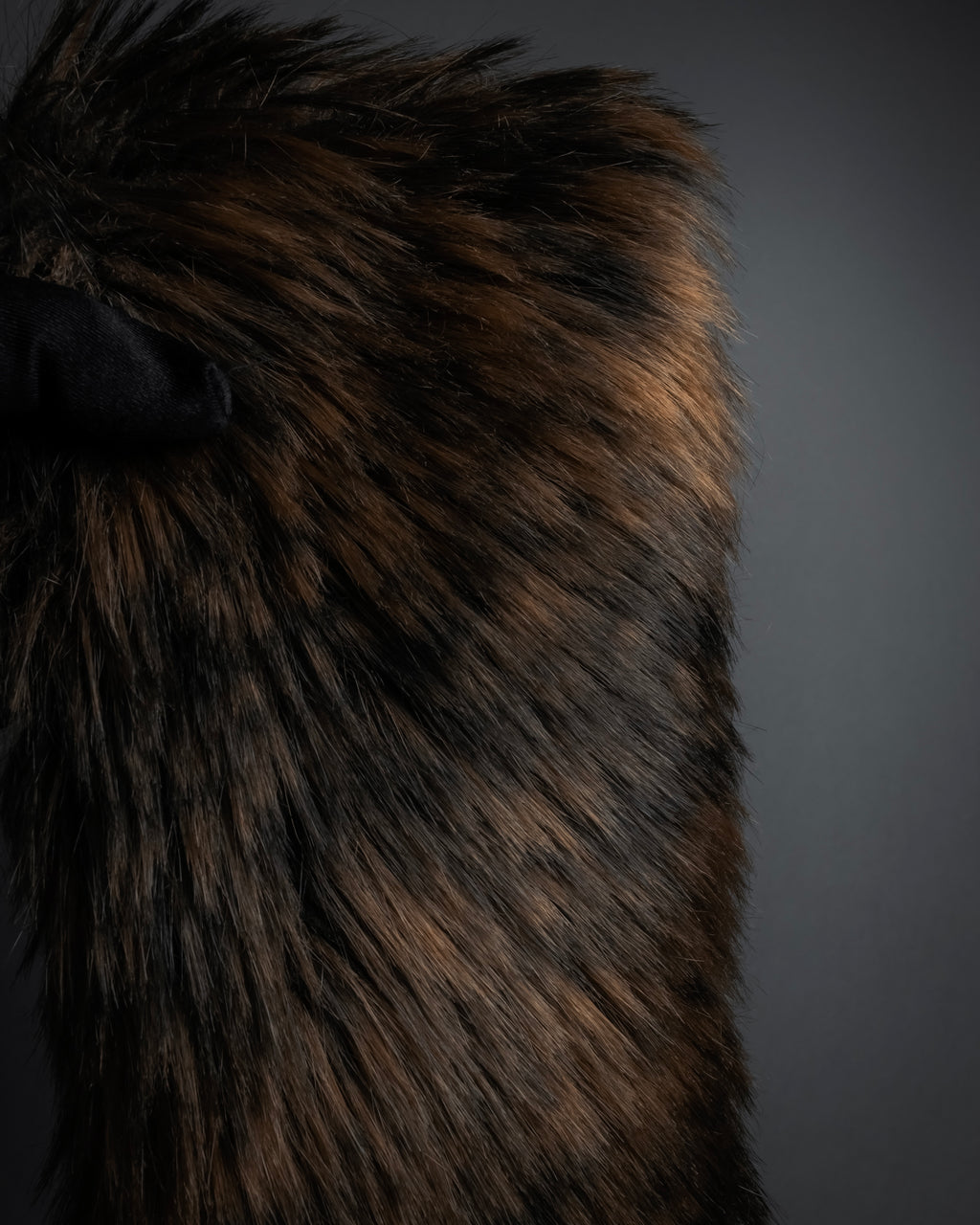 "PLEATS PLEASE ISSEY MIYAKE"
Long-haired fur neck dress