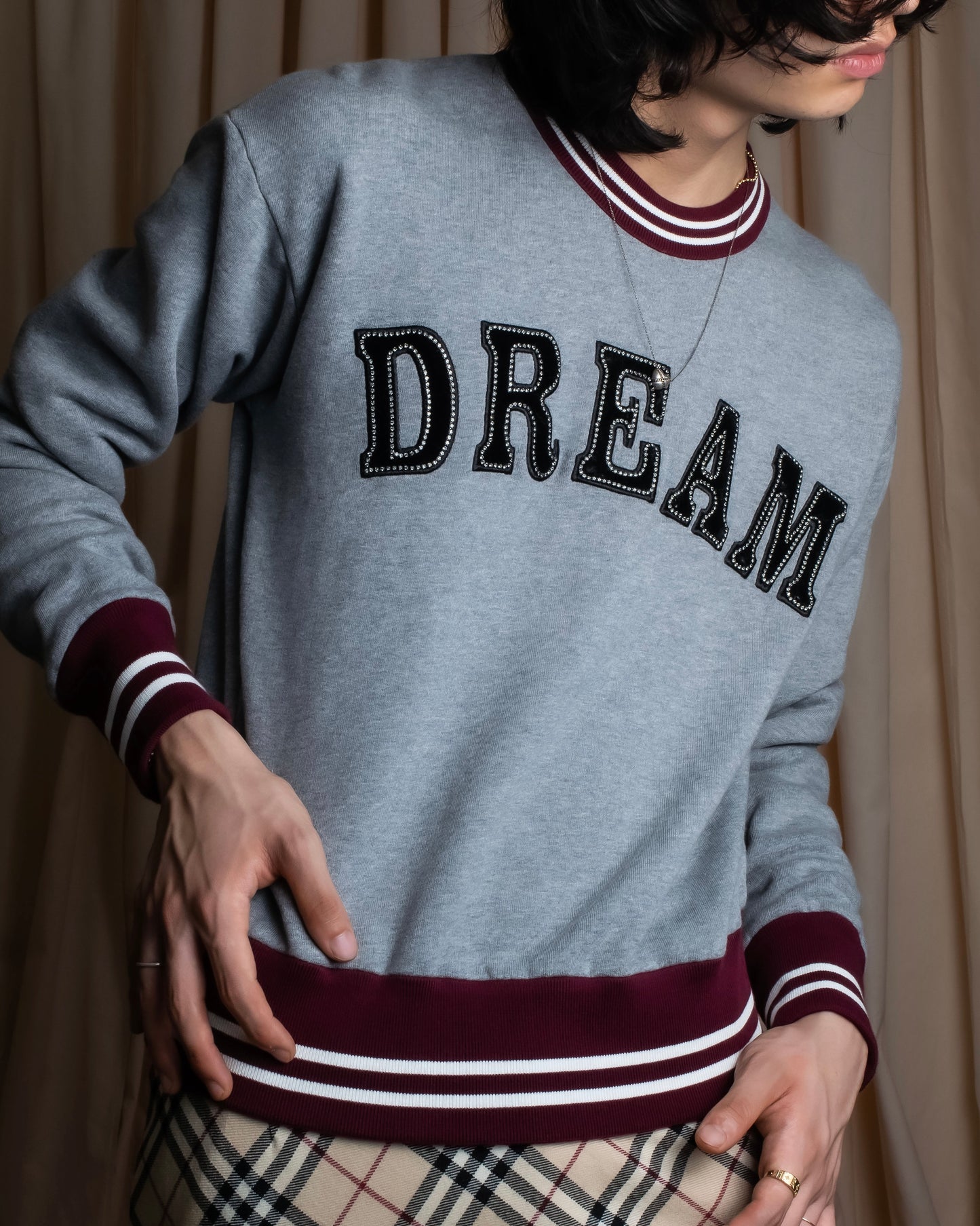 "Ｎ21 NUMERO VENTUNO" DREAM rhinestone design box silhouette
sweatshirt