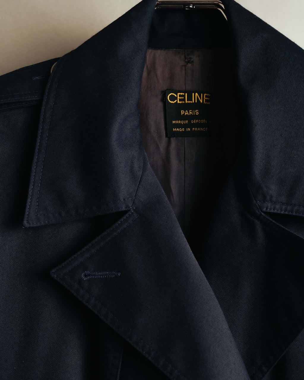 首元に配された、黒地に金文字で「CELINE PARIS、MARQUE DÉPOSÉE、MADE IN FRANCE」と織られた旧タグの確認カット。ダークネイビーの表地とダークトーンの総裏地もあわせて確認できます。