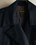 首元に配された、黒地に金文字で「CELINE PARIS、MARQUE DÉPOSÉE、MADE IN FRANCE」と織られた旧タグの確認カット。ダークネイビーの表地とダークトーンの総裏地もあわせて確認できます。
