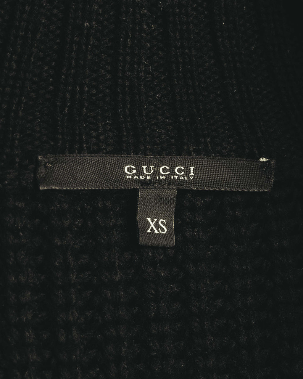 首元内側に配されたGUCCIのブランドタグと、XS表記のサイズタグを確認できるカット。タグ表記はMADE IN ITALY。