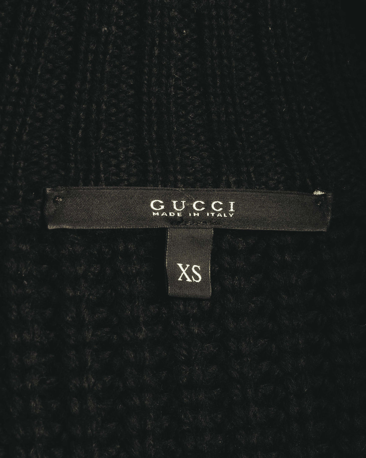 首元内側に配されたGUCCIのブランドタグと、XS表記のサイズタグを確認できるカット。タグ表記はMADE IN ITALY。