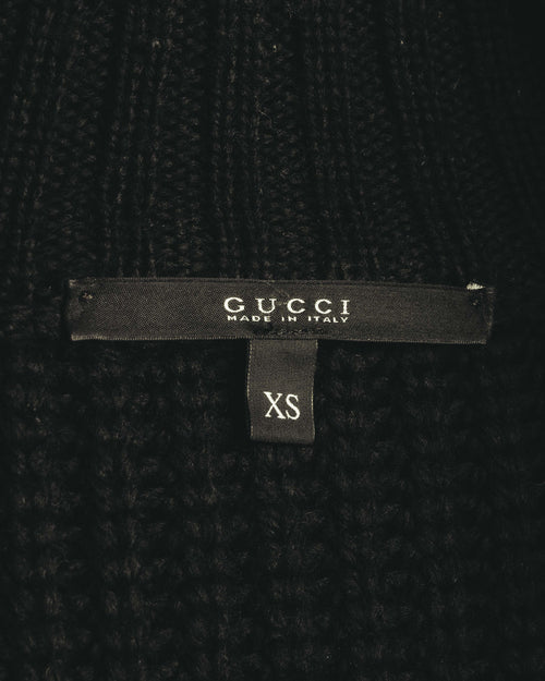 首元内側に配されたGUCCIのブランドタグと、XS表記のサイズタグを確認できるカット。タグ表記はMADE IN ITALY。