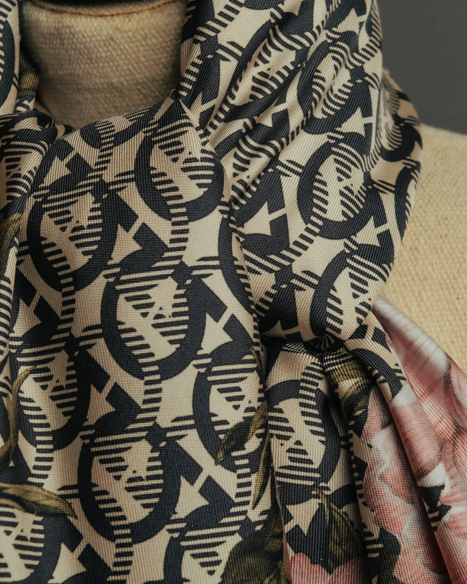 "Salvatore Ferragamo" 90's-00's Elegant floral silk scarf