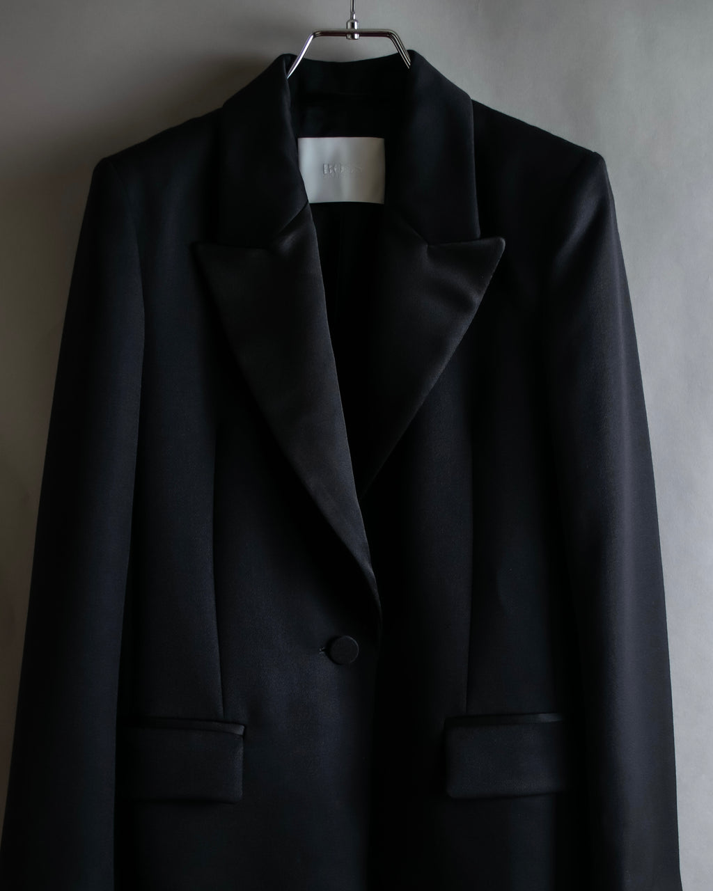 "HUGO BOSS" Satin switch lapel shaped tailored coat