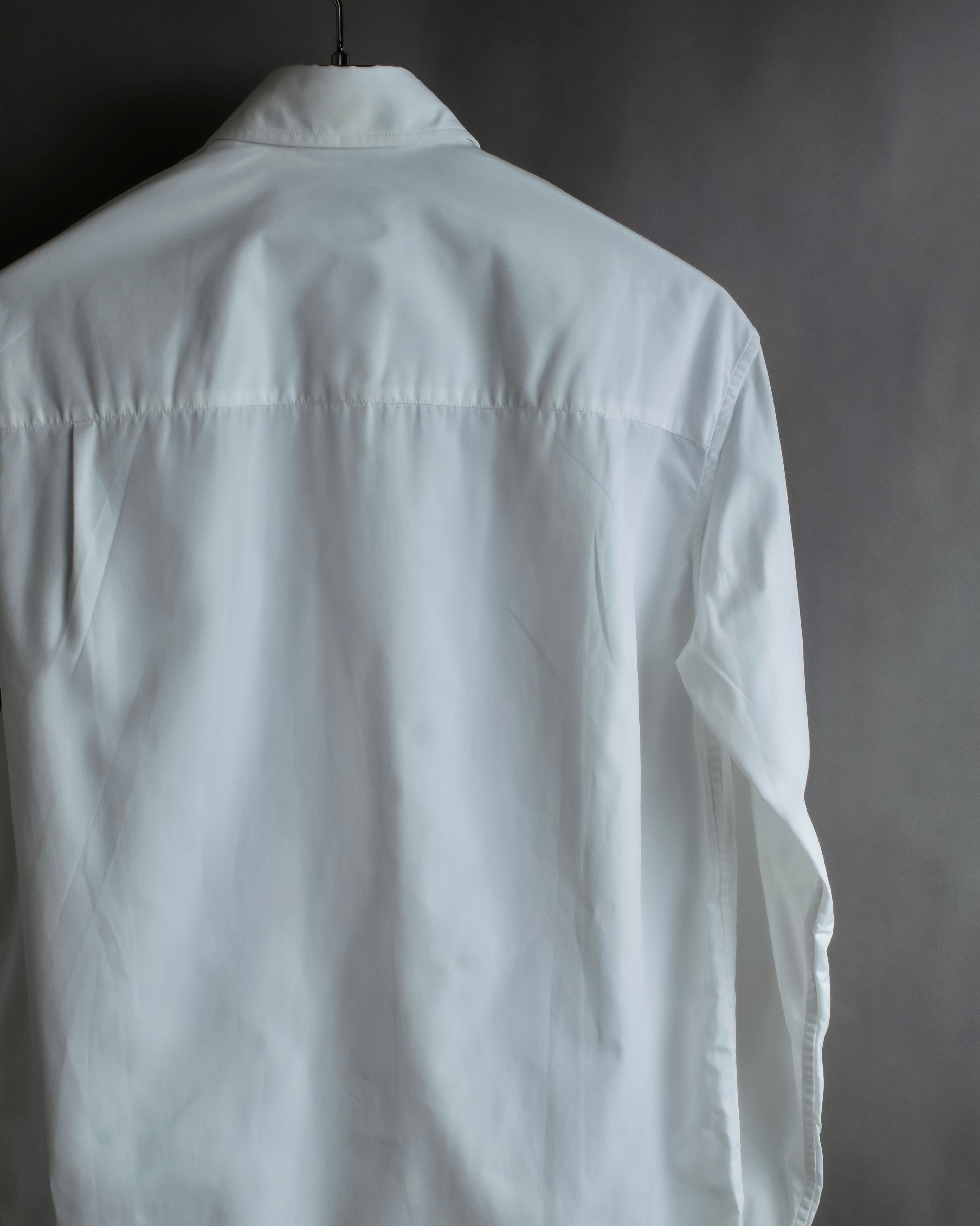 "BURBERRY" Wide collar embroidered emblem white shirt