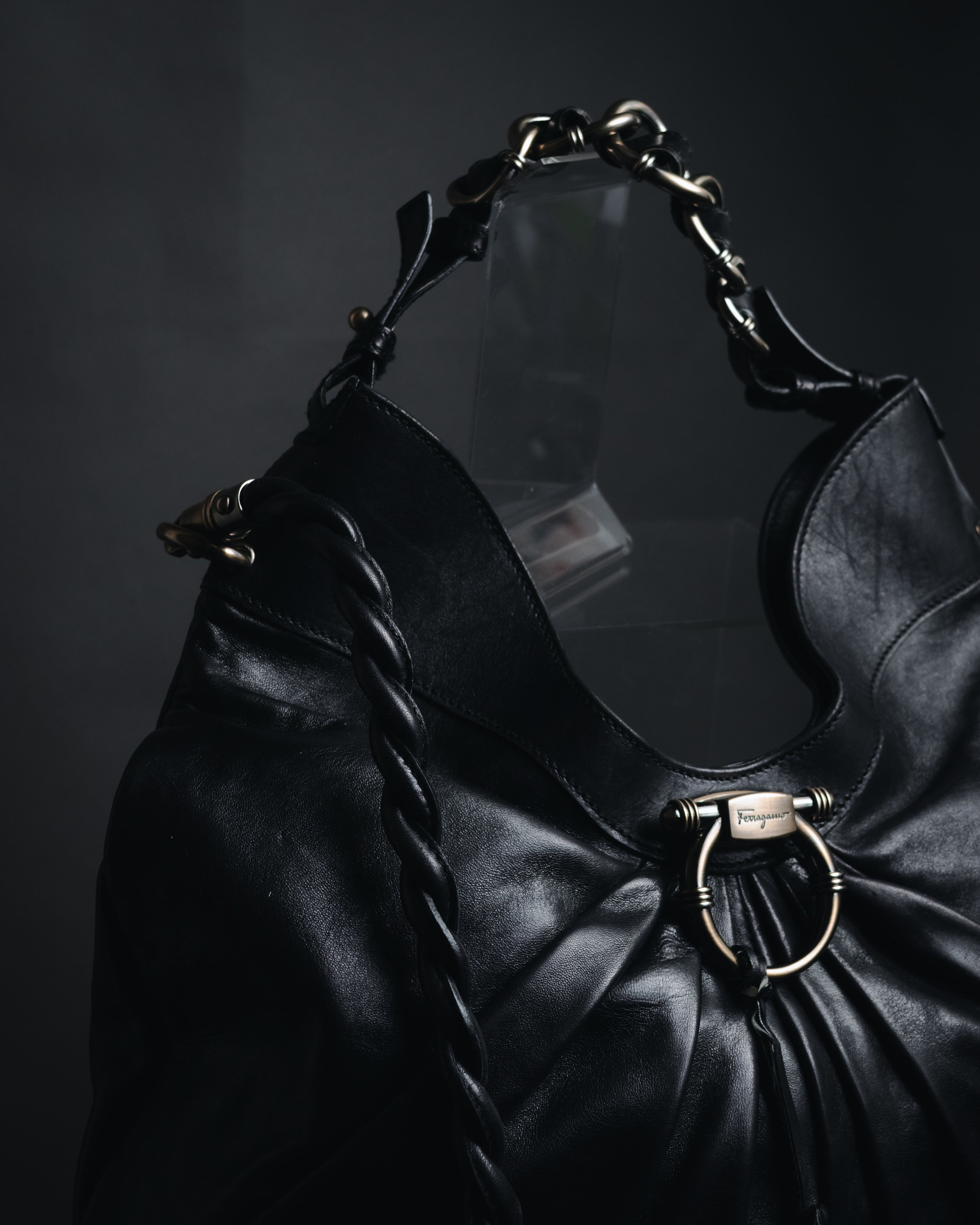 –SPECIAL– "Salvatore Ferragamo"
00’s Gancini gathered leather hobo bag