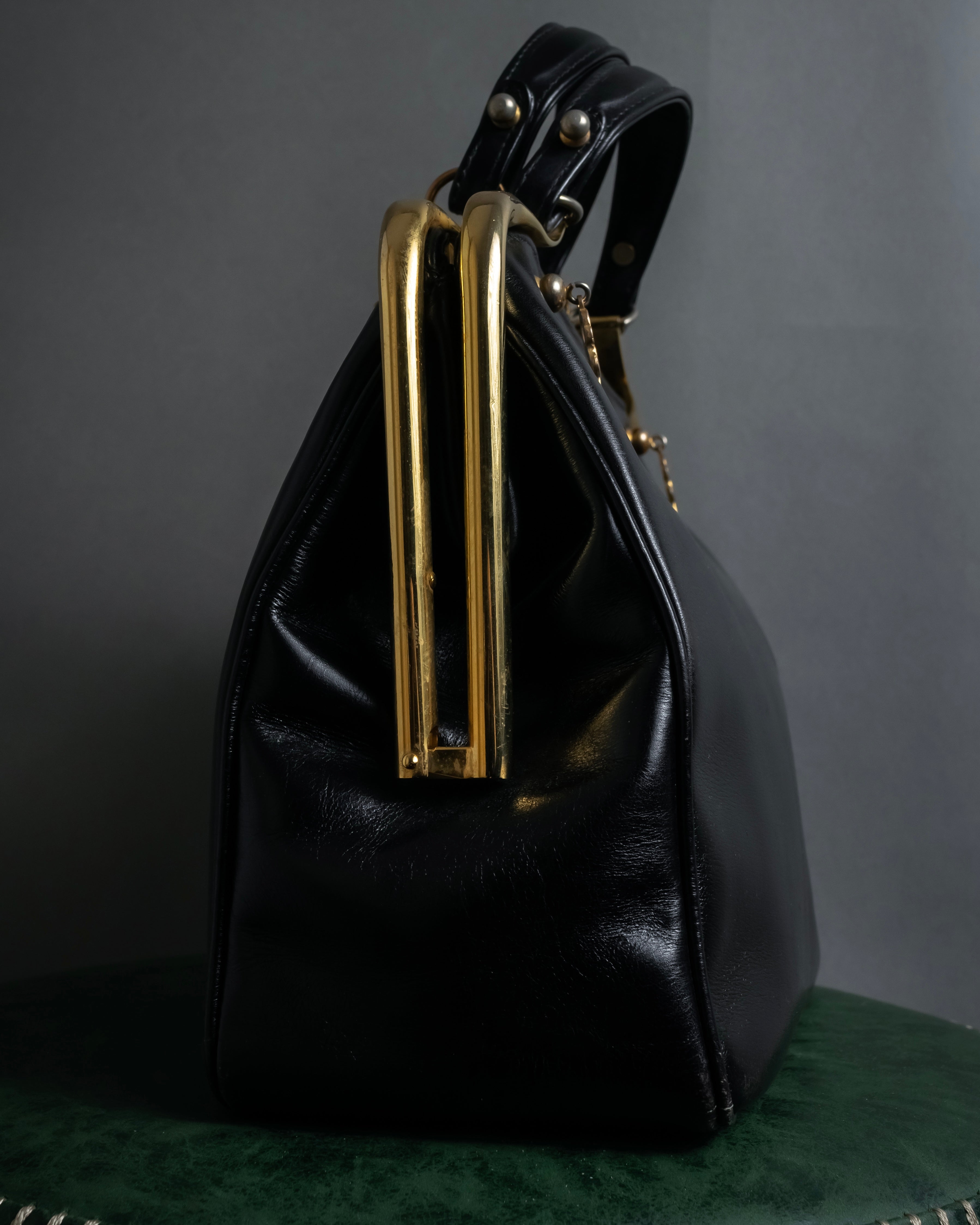 "Roberta Di Camerino" Logo motif charm design modern doctor bag