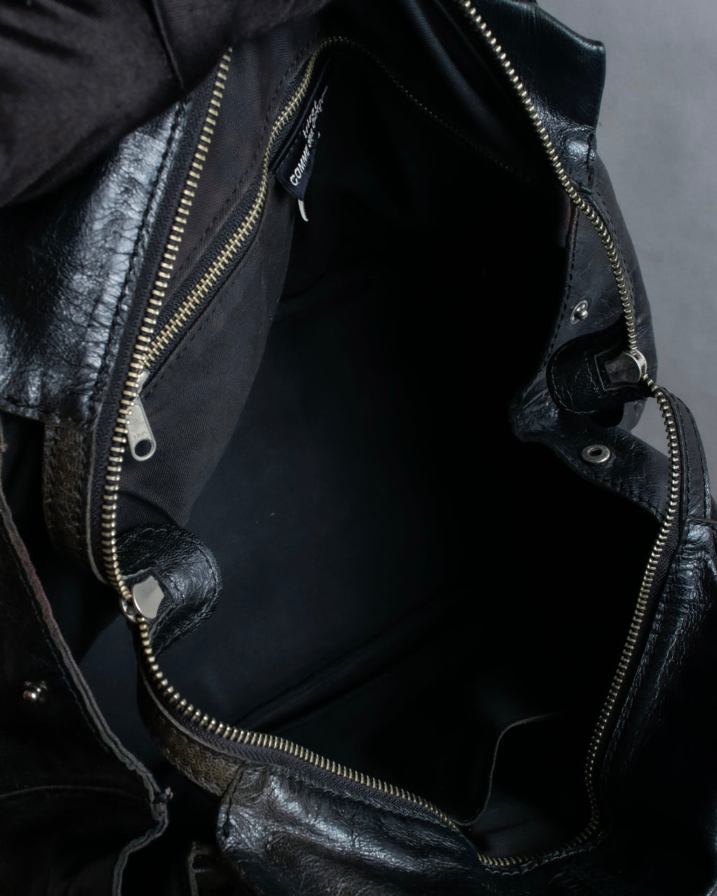 "tricot COMME des GARCONS" 
Flap pocket metal parts design leather hand bag