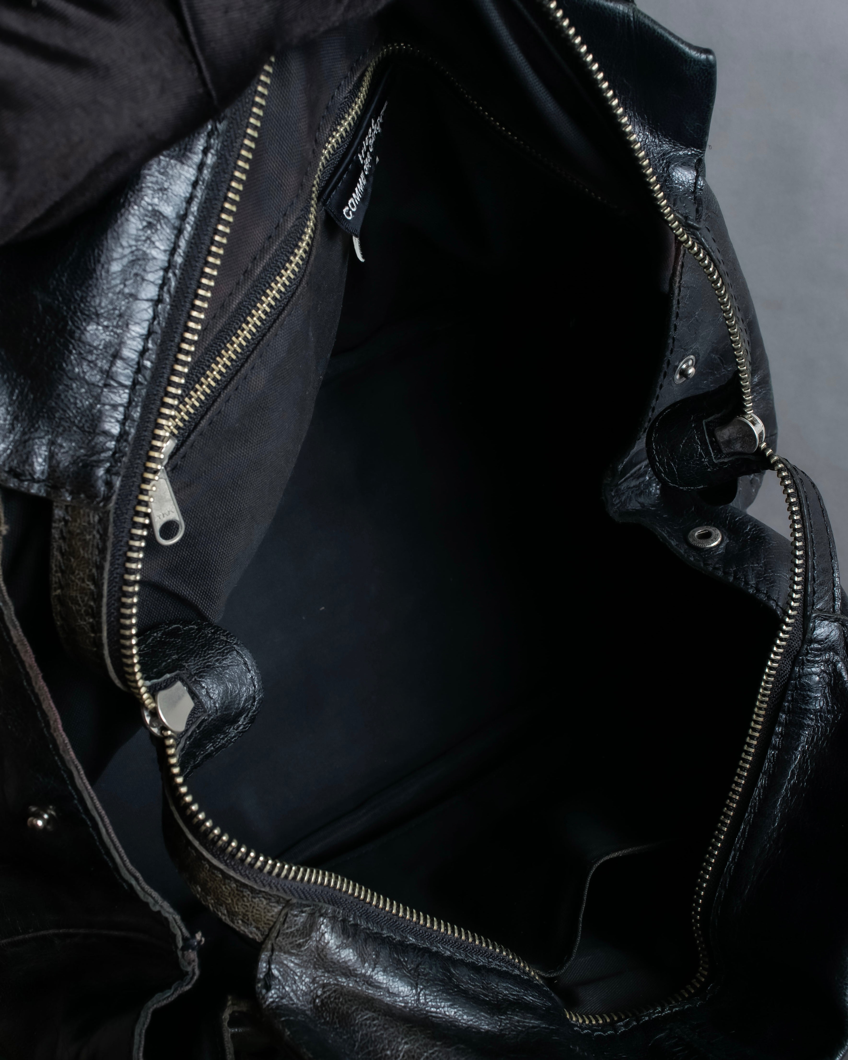 "tricot COMME des GARCONS" 
Flap pocket metal parts design leather hand bag