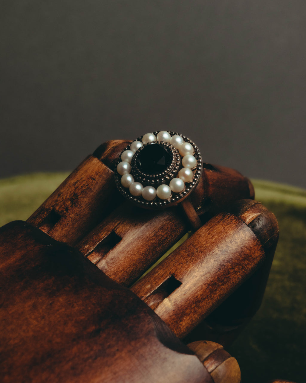 -SPECIAL- “Tiffany & Co.” 2000’s Pearl and black stone Ziegfeld cocktail ring