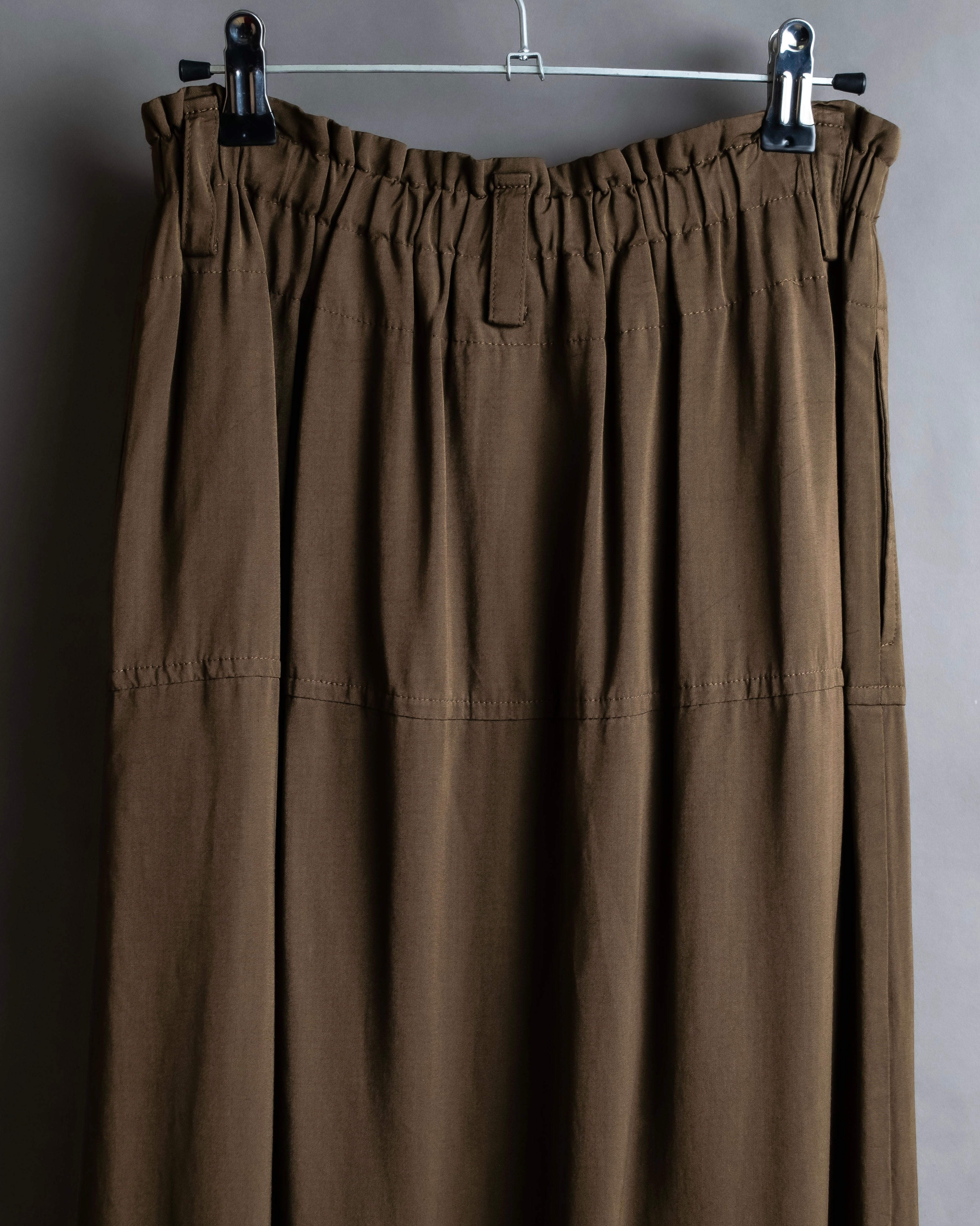 "ISSEY MIYAKE" Gathered waist detail button slide flared skirt