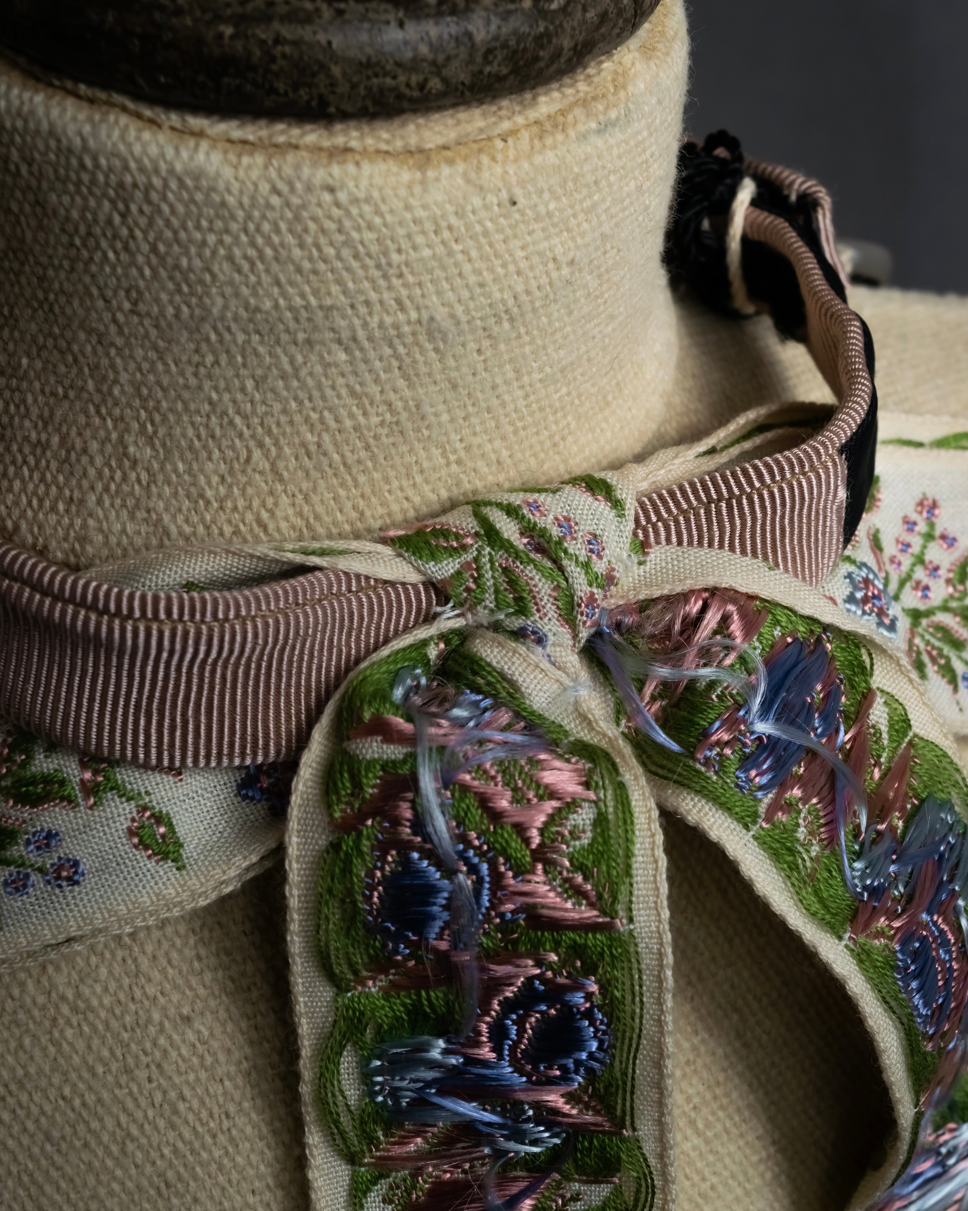 -MOOD Christmas Collections-
"GUCCI" Michele period delicate floral embroidered ribbon tie