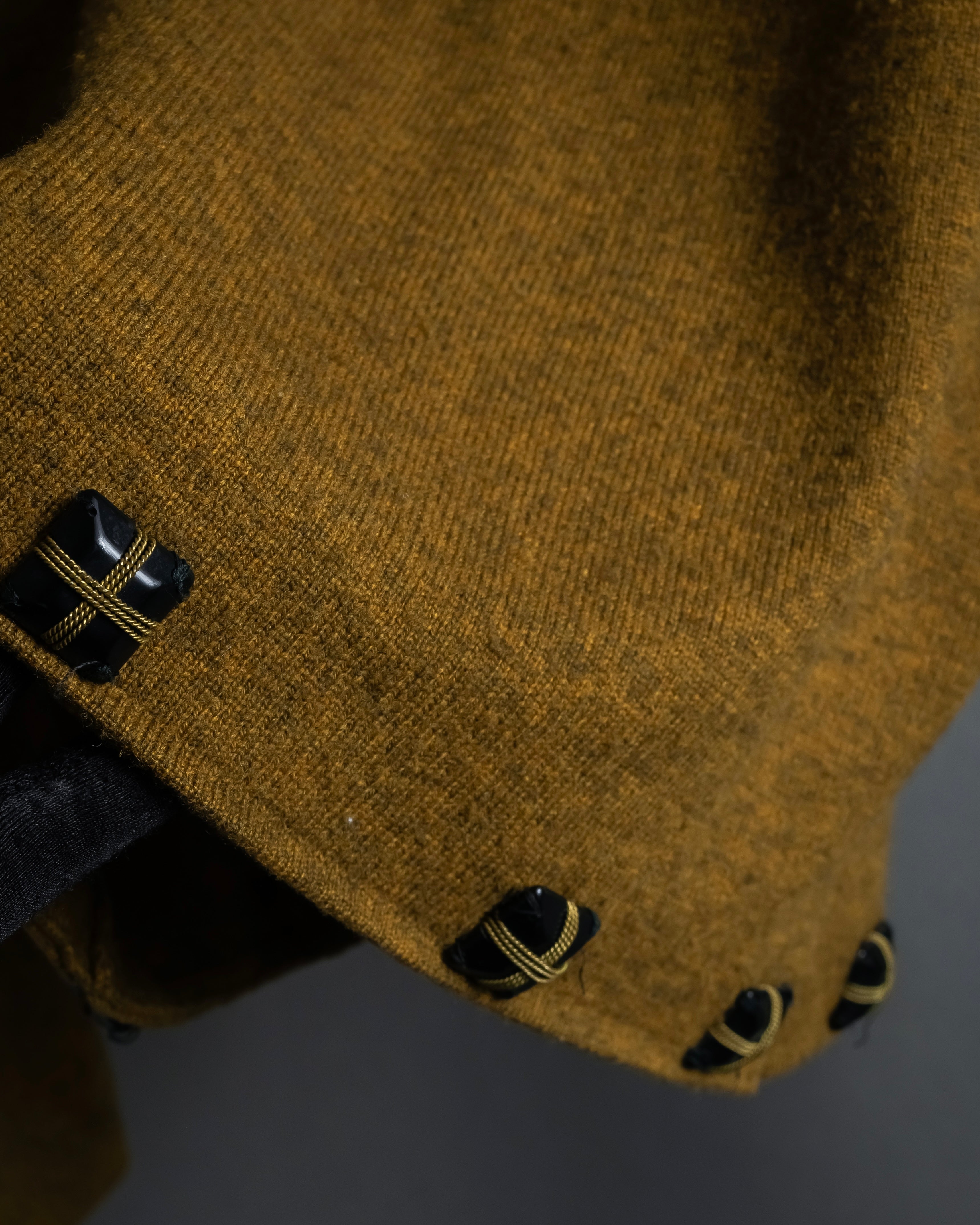 "PRADA" Jewelry decorative design V-neck knit