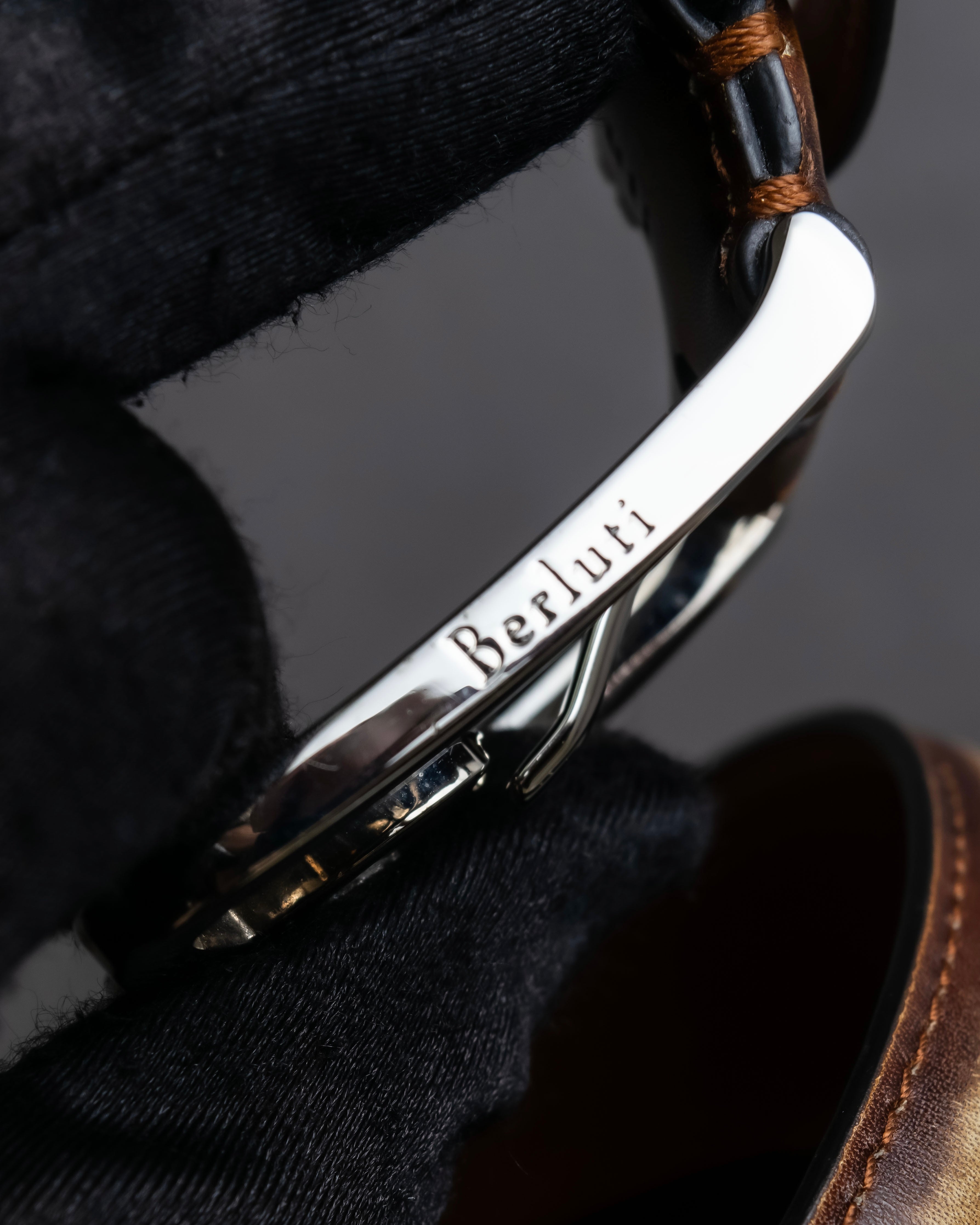 "Berluti" Patina finish curved buckle leather belt