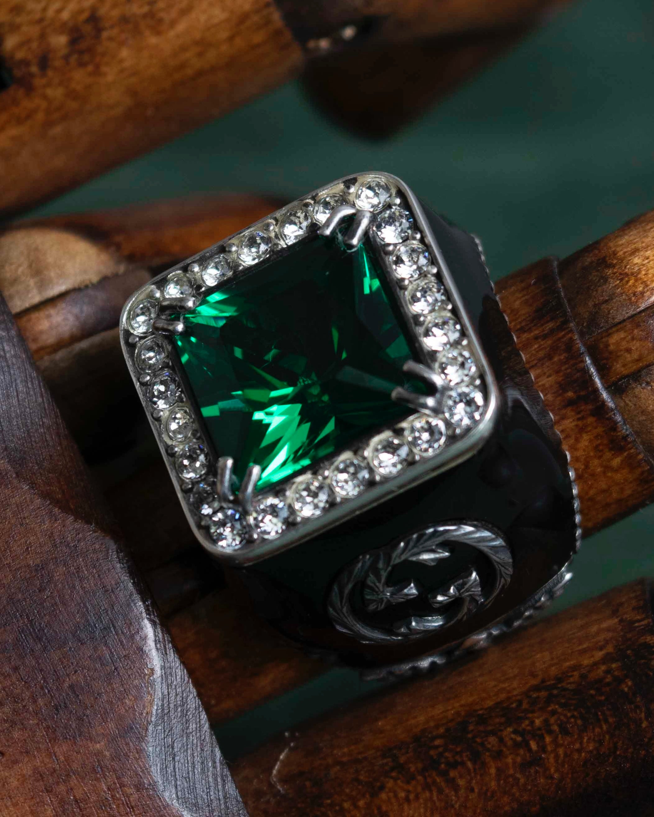 "GUCCI" Emerald color rhinestone GG motif engraved signet ring