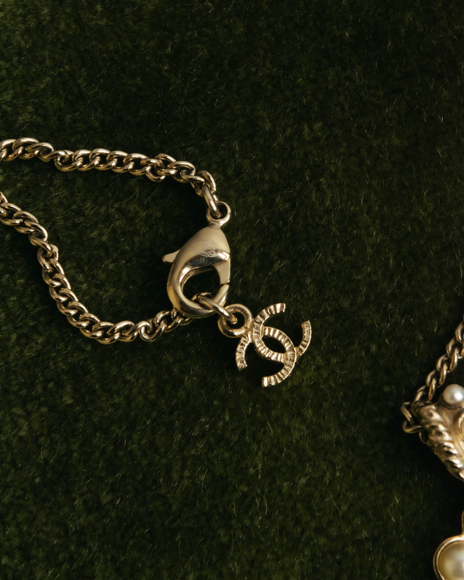 -SPECIAL- “CHANEL” 2017 Cruise Collection Pearl trimmed black pendant necklace