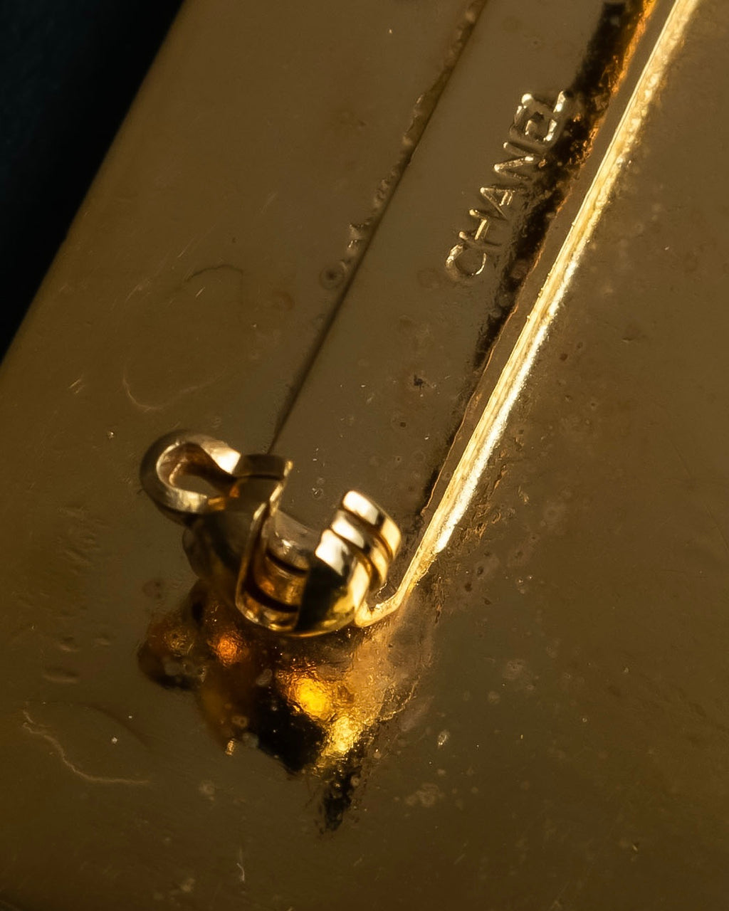 "CHANEL" Logo engraved gold plate brooch