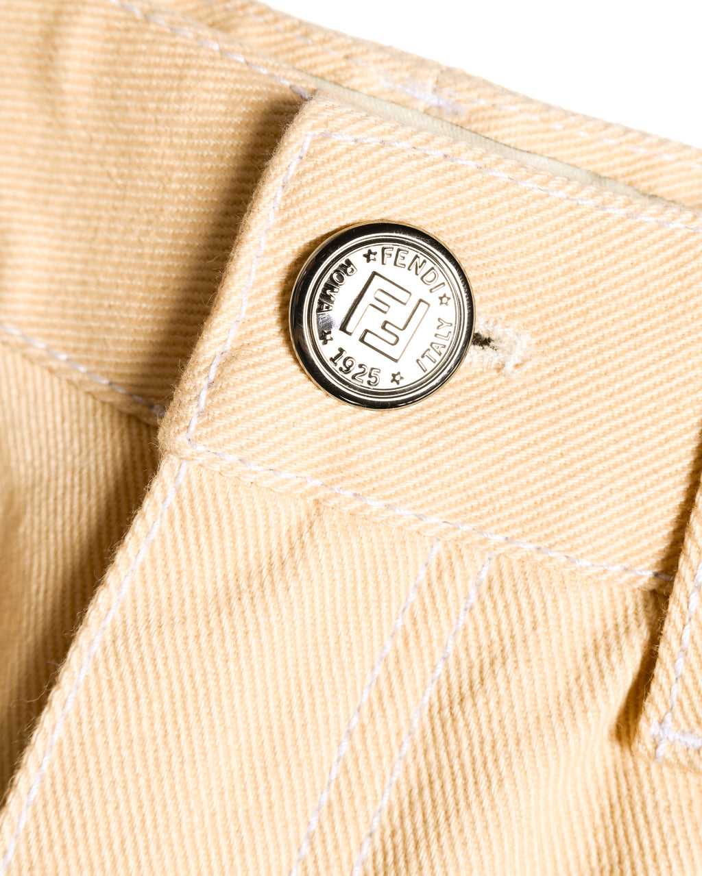 ウエストトップに配されたシルバーメタルボタンの刻印を捉えたアップ。FFロゴと「FENDI」「1925」「ROMA」「ITALY」の文字が確認できます。