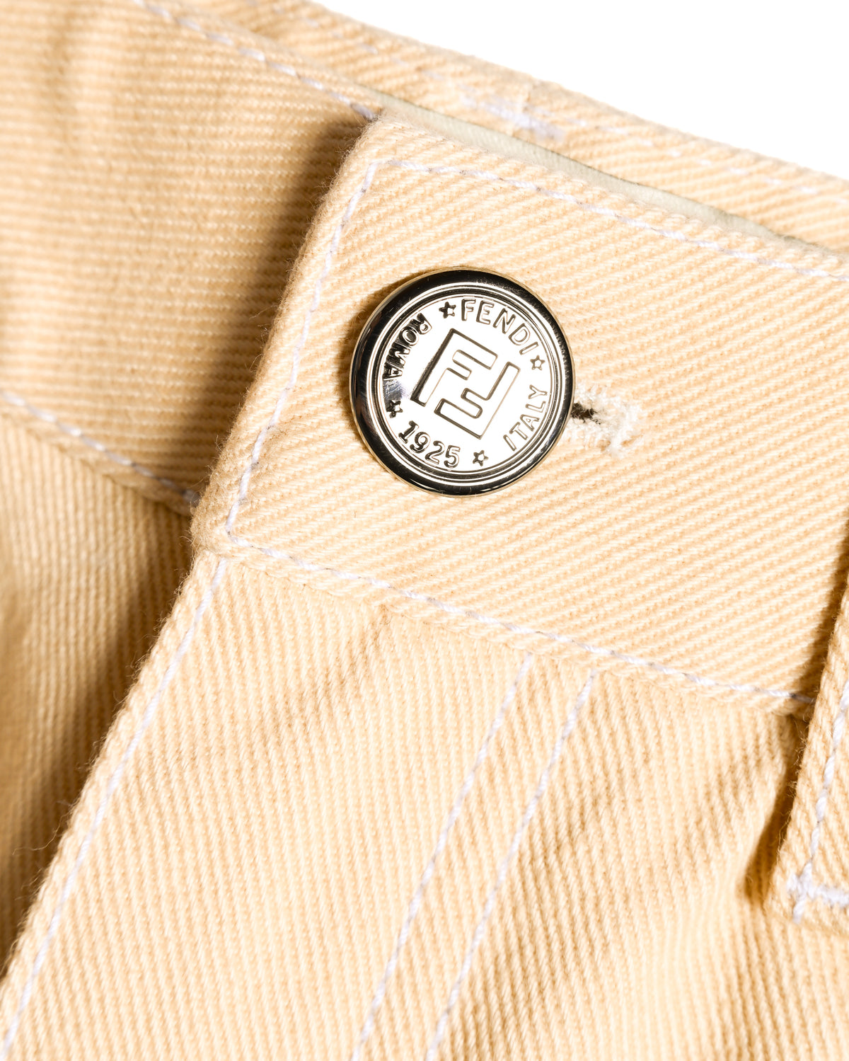 ウエストトップに配されたシルバーメタルボタンの刻印を捉えたアップ。FFロゴと「FENDI」「1925」「ROMA」「ITALY」の文字が確認できます。