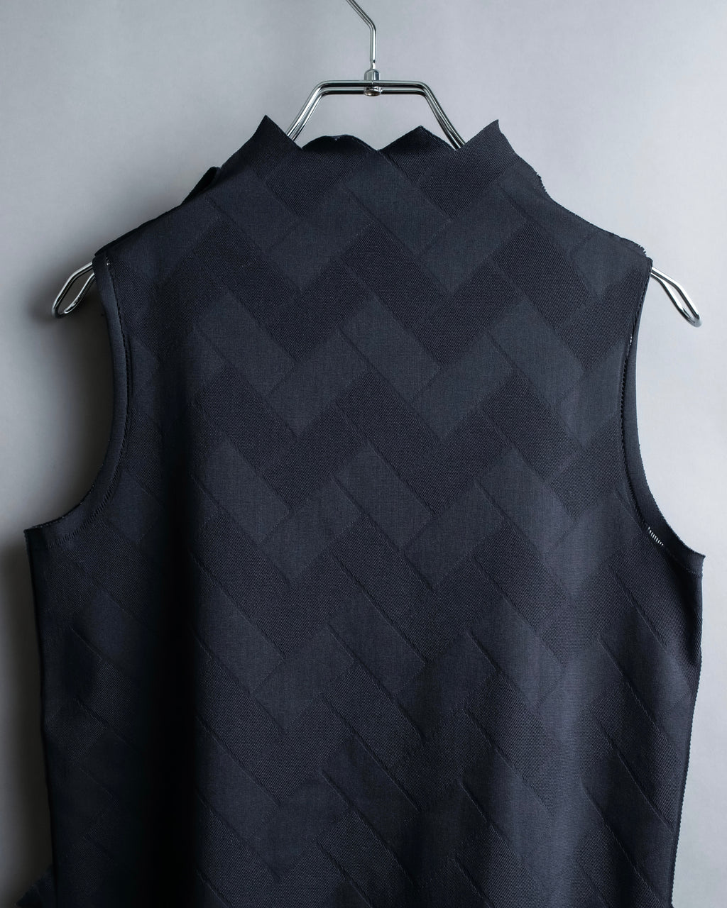 "PLEATS PLEASE ISSEY MIYAKE" 

Meander sleeveless tops