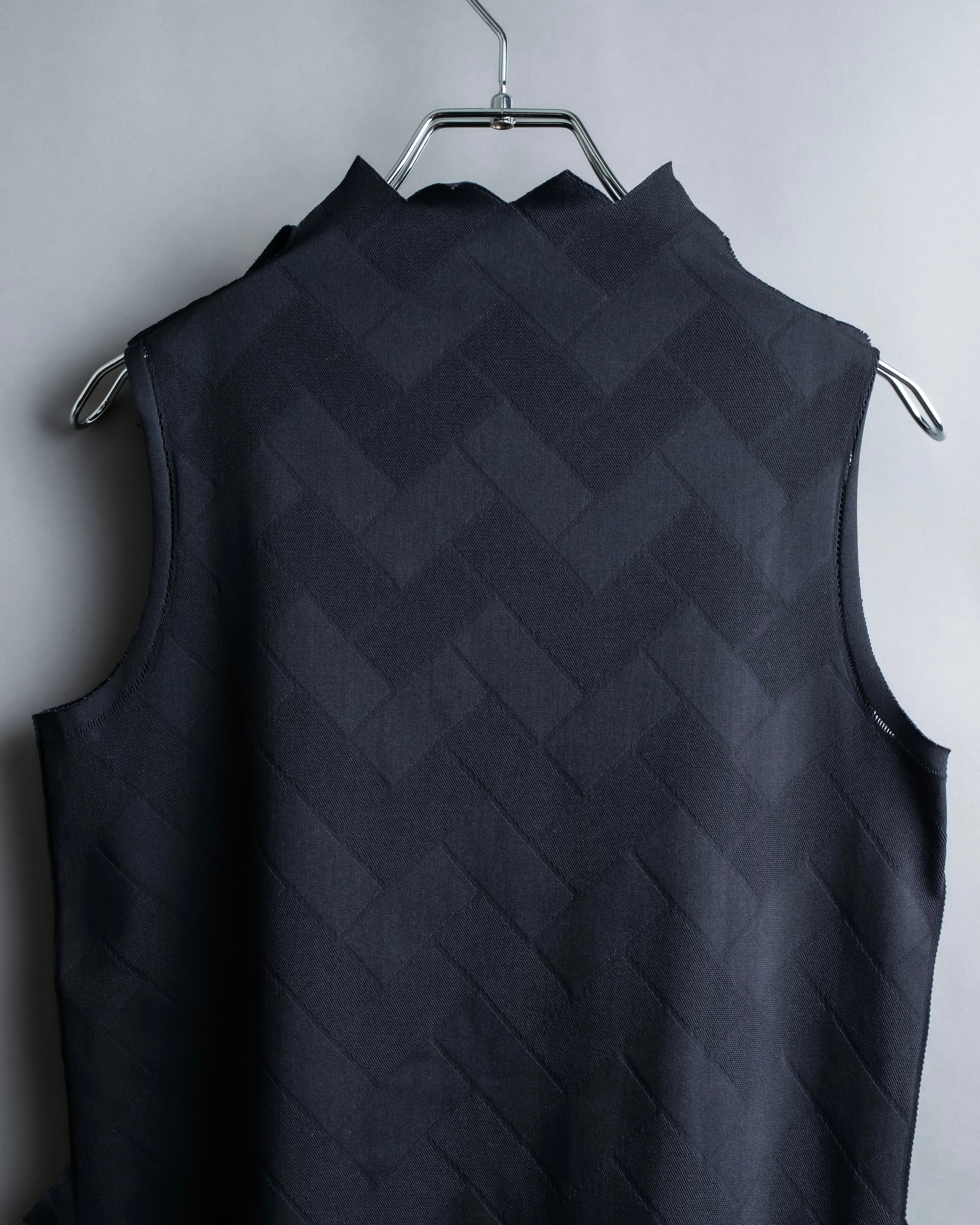"PLEATS PLEASE ISSEY MIYAKE" 

Meander sleeveless tops