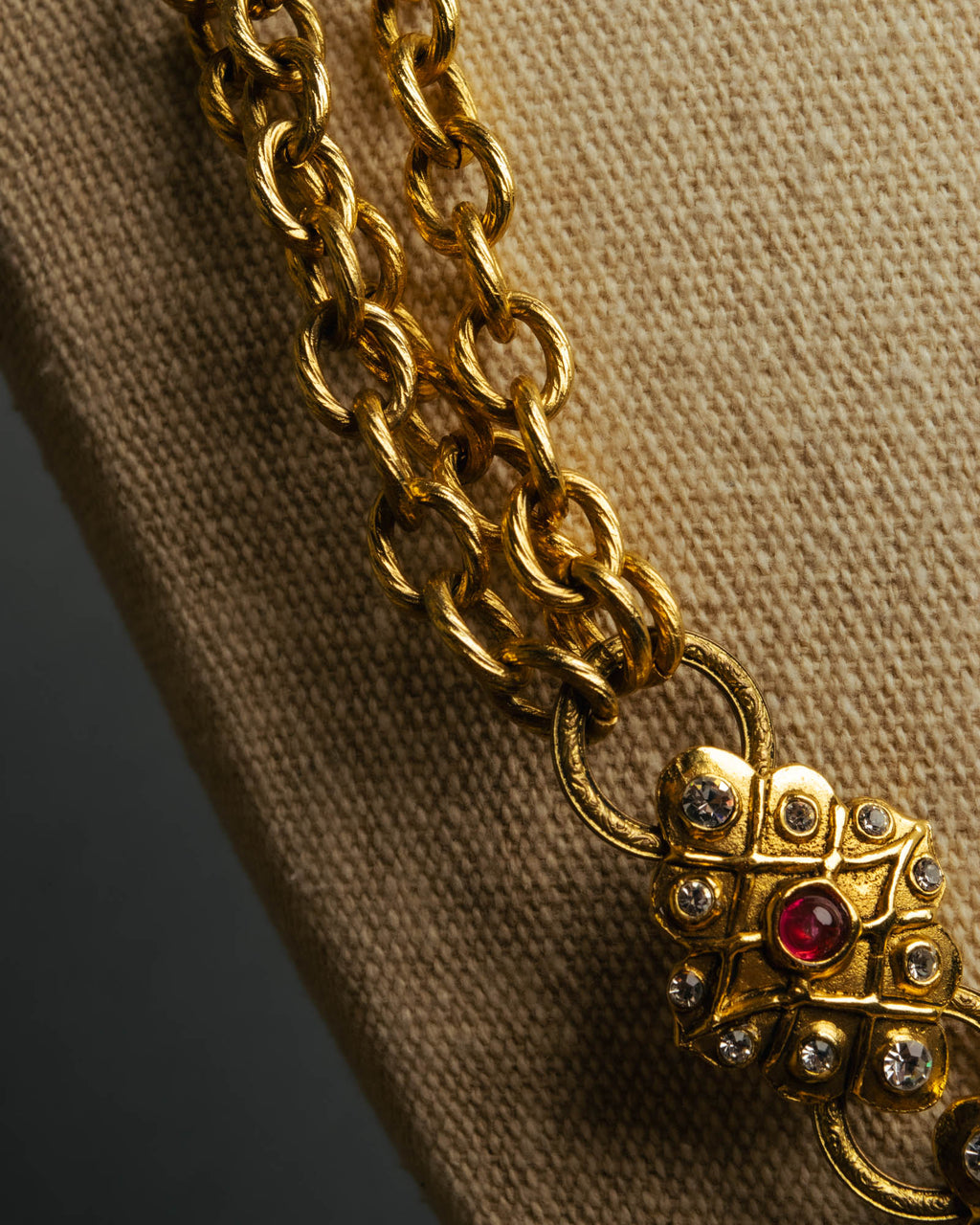 -SPECIAL- “CHANEL” 80’s-90’s ornate gold chain necklace