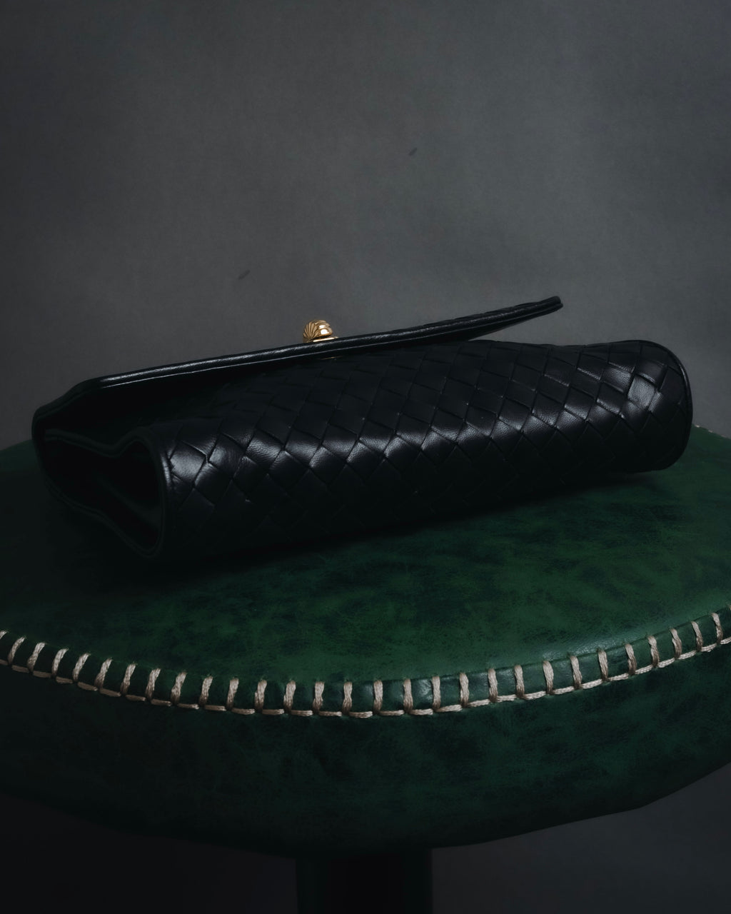 –SPECIAL– "BOTTEGA VENETA"
Late 80s–Early 90s Intrecciato trapezoid leather bag