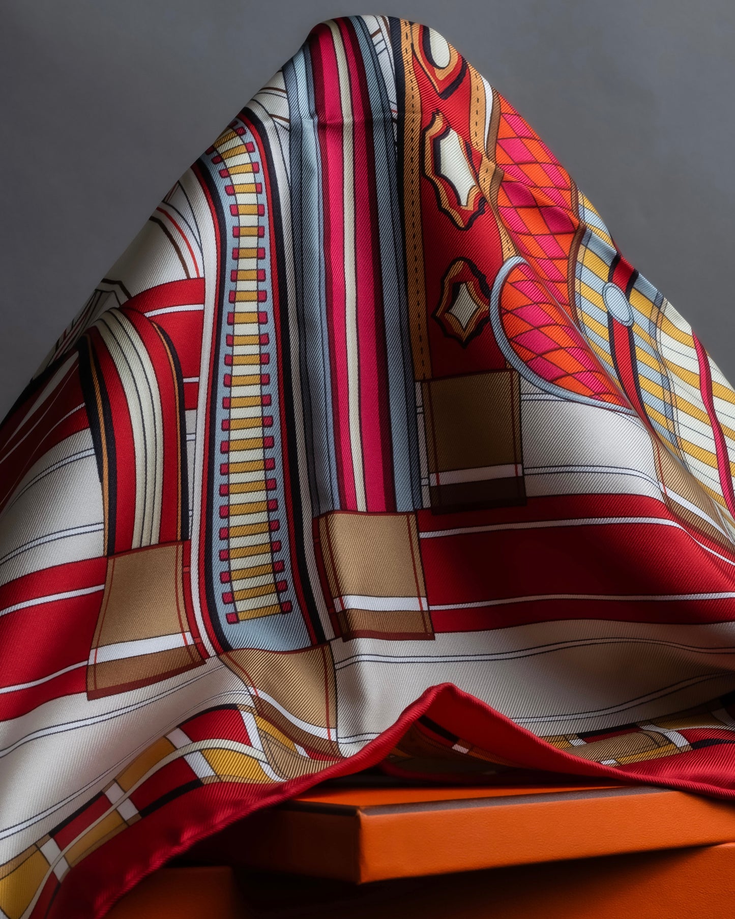 "HERMES" Carre 90 volt et pirouette silk scarf