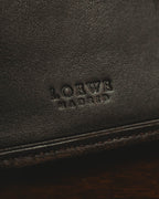 きめ細かなシボを感じさせる内装レザーに配された、セリフ体のLOEWE MADRID刻印を捉えたディテールカット。下部には札入れ口の縁と縫製が写ります。