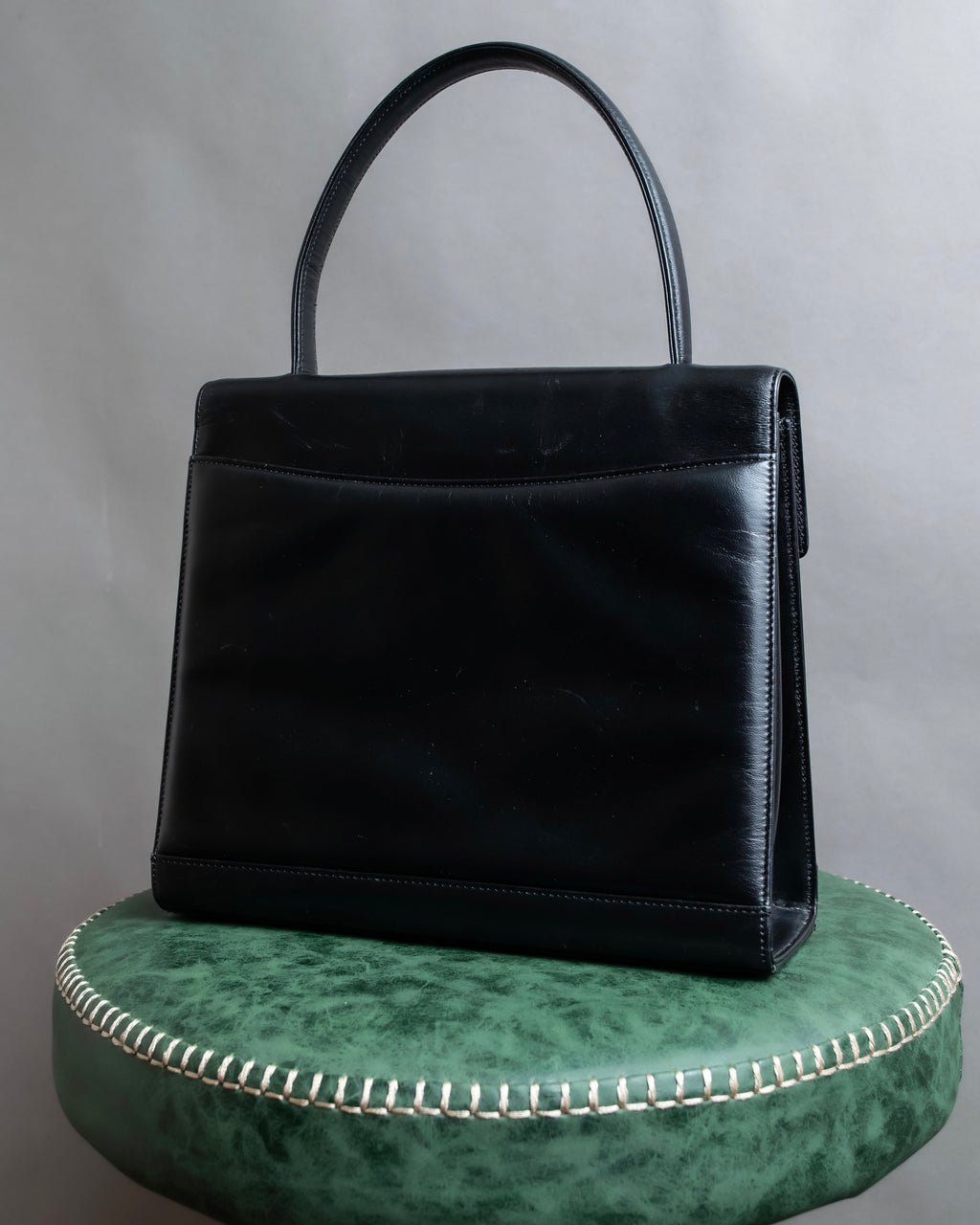 "GIVENCHY" Trapezoid design one handle design leather bag