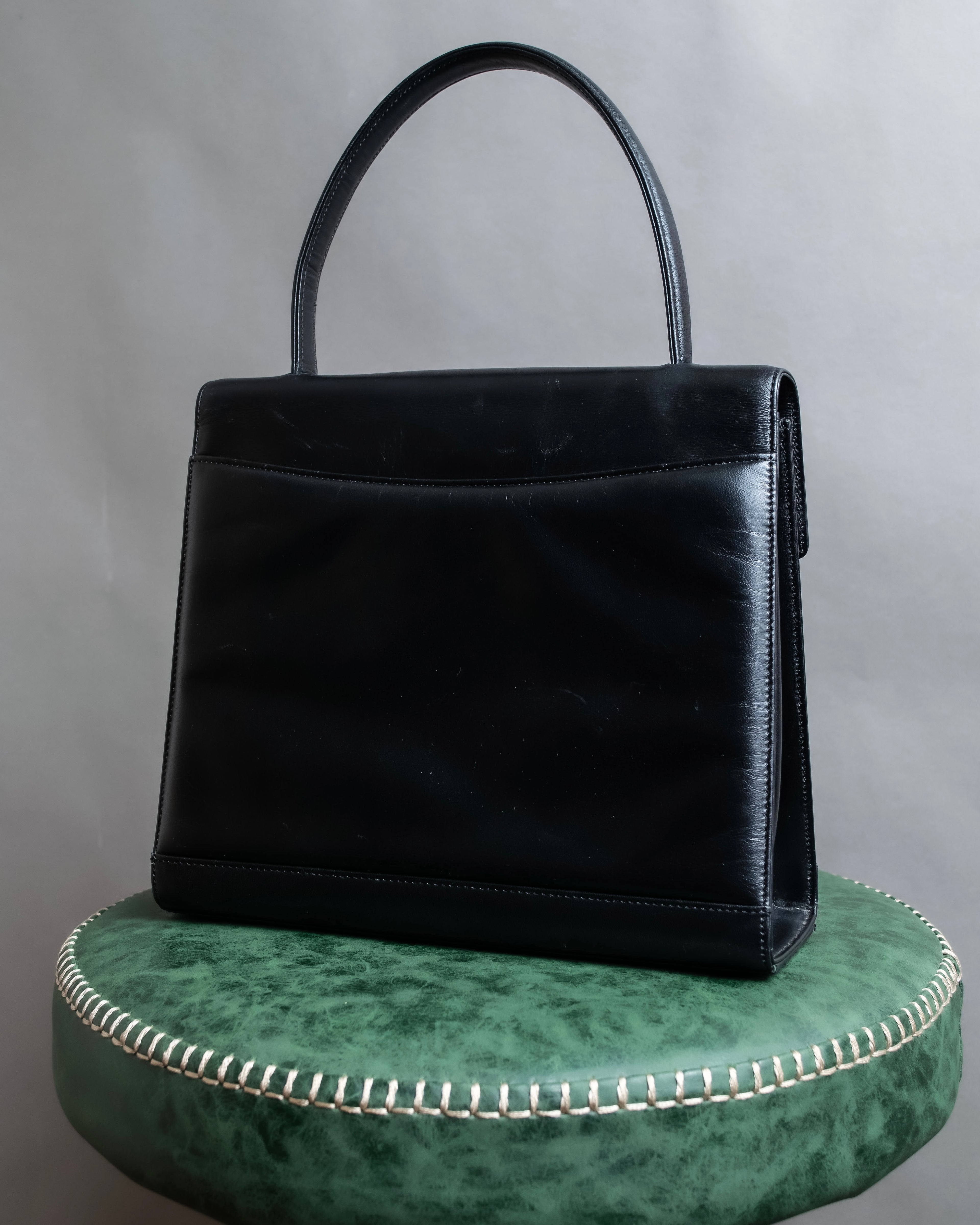 "GIVENCHY" Trapezoid design one handle design leather bag