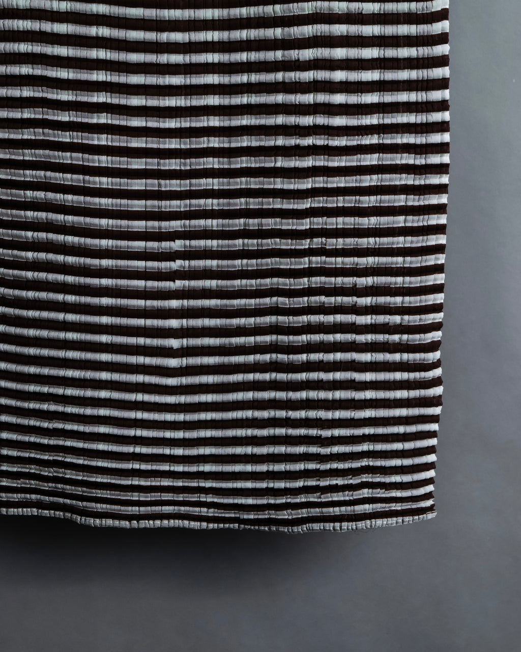 “ISSEY MIYAKE” pleats designed no sleeves high neck top