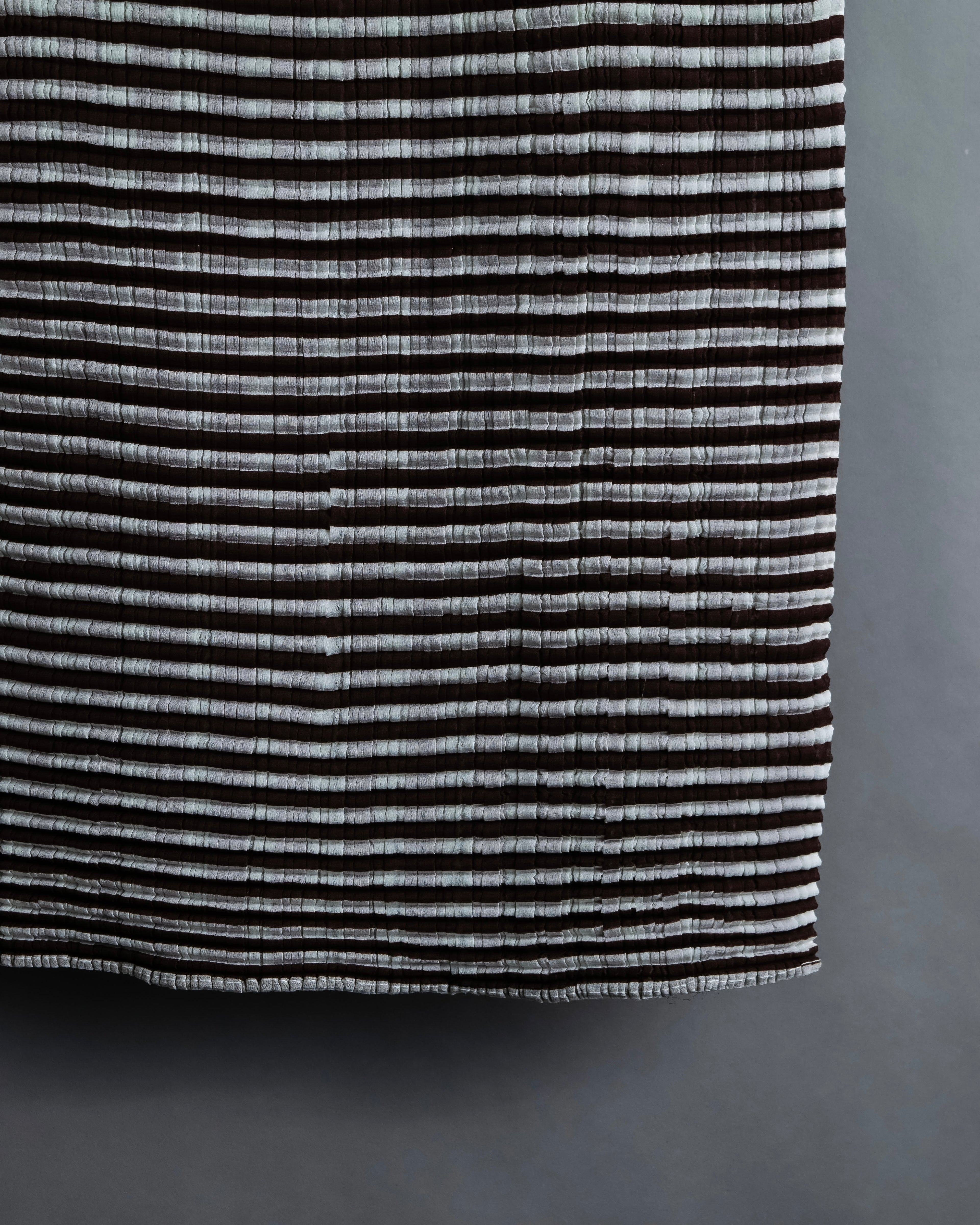 “ISSEY MIYAKE” pleats designed no sleeves high neck top