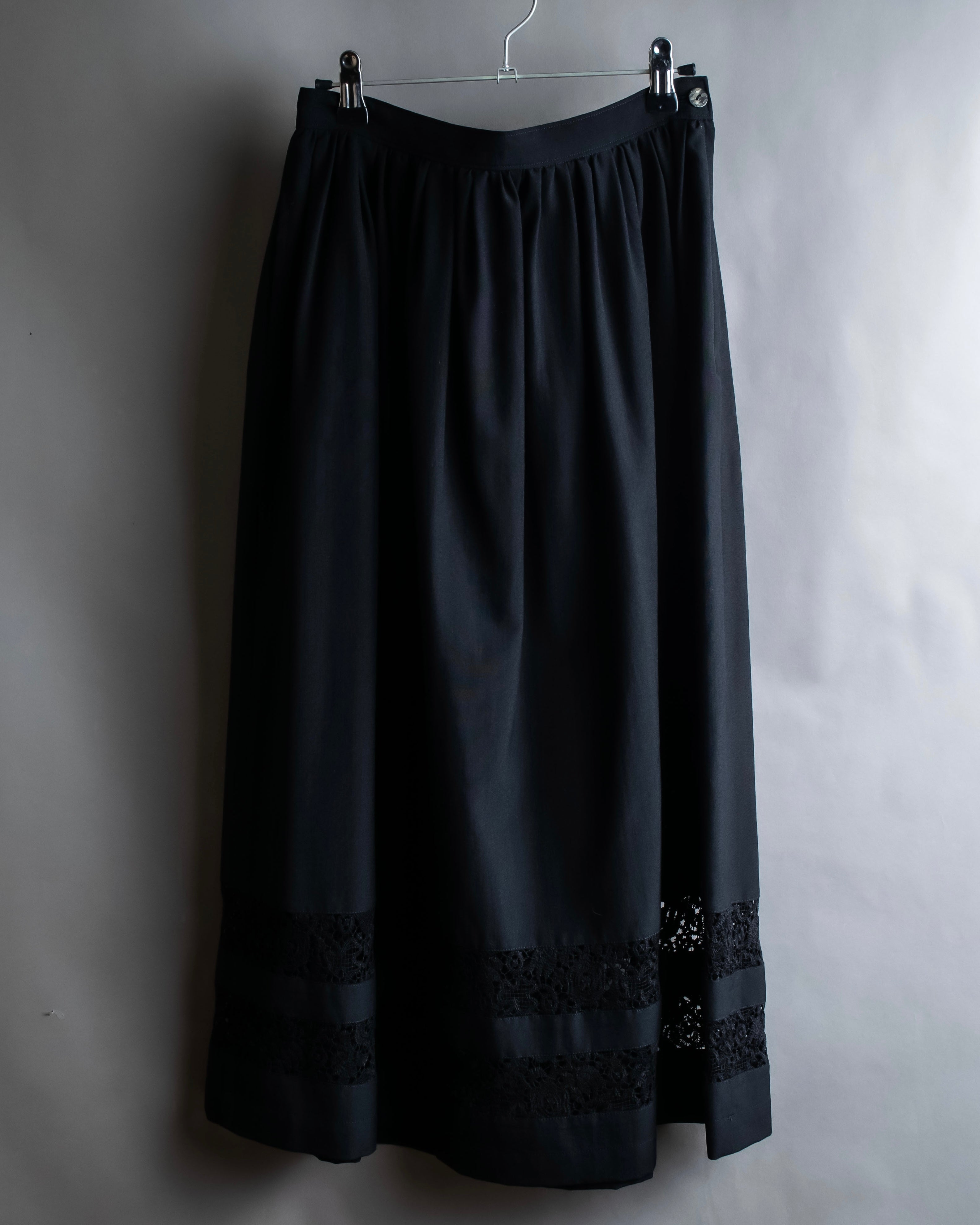 "tricot COMME des GARCONS"  Lace design at hem flare skirt