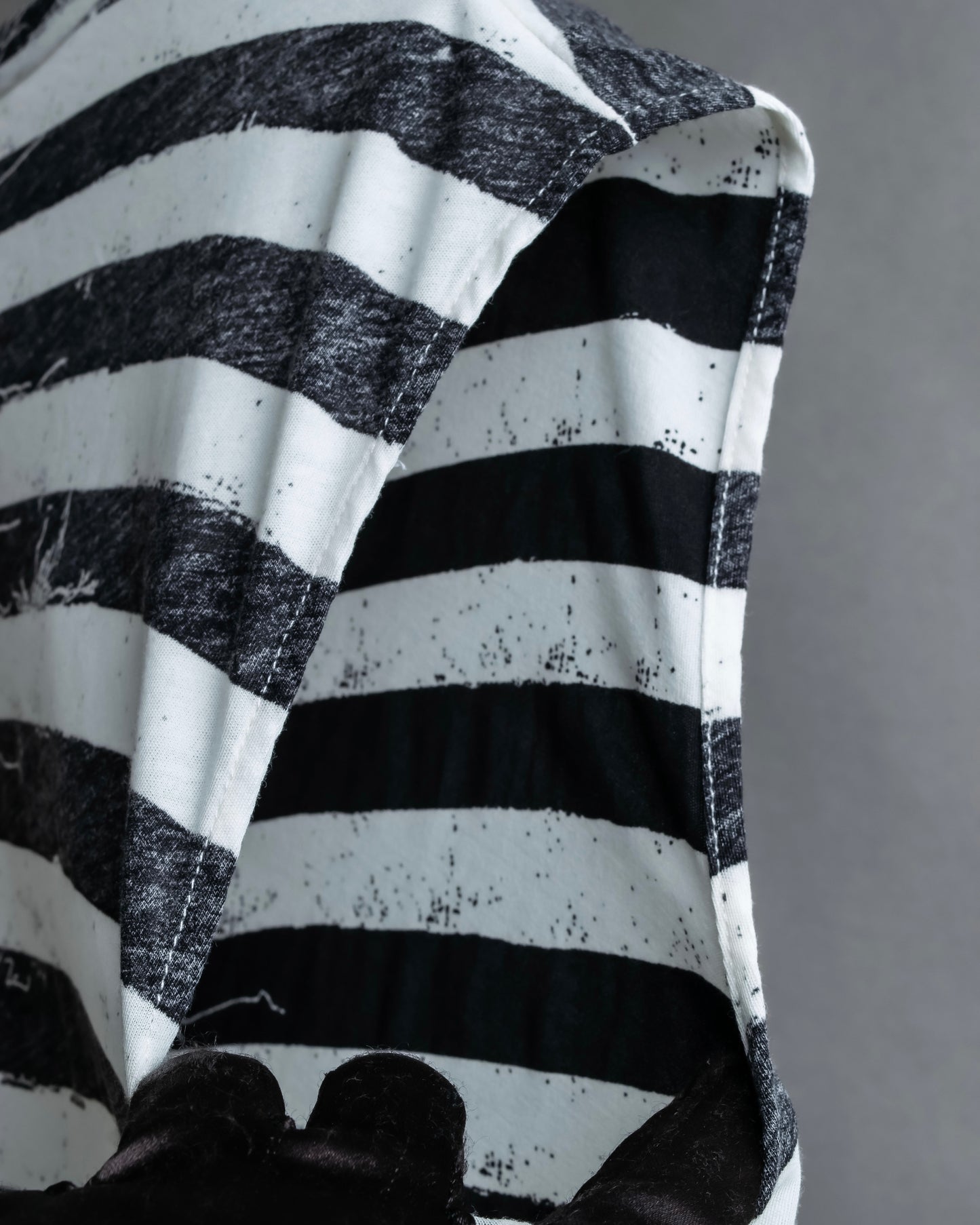 "MM6 MAISON MARGIELA" Peeling border pattern sleeveless pullover