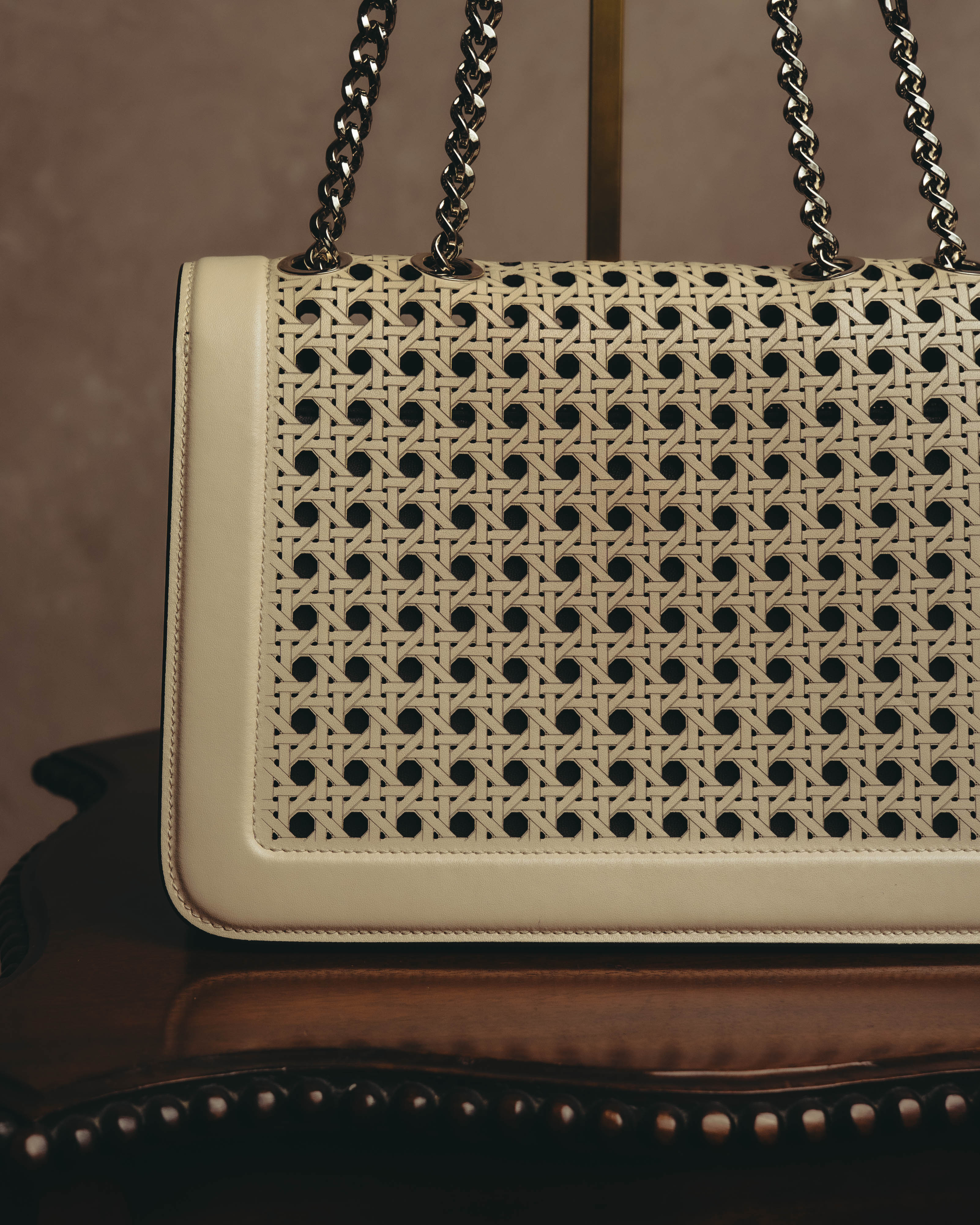 "Salvatore Ferragamo" 2010's-20's Ivory perforated leather chain shoulder bag
