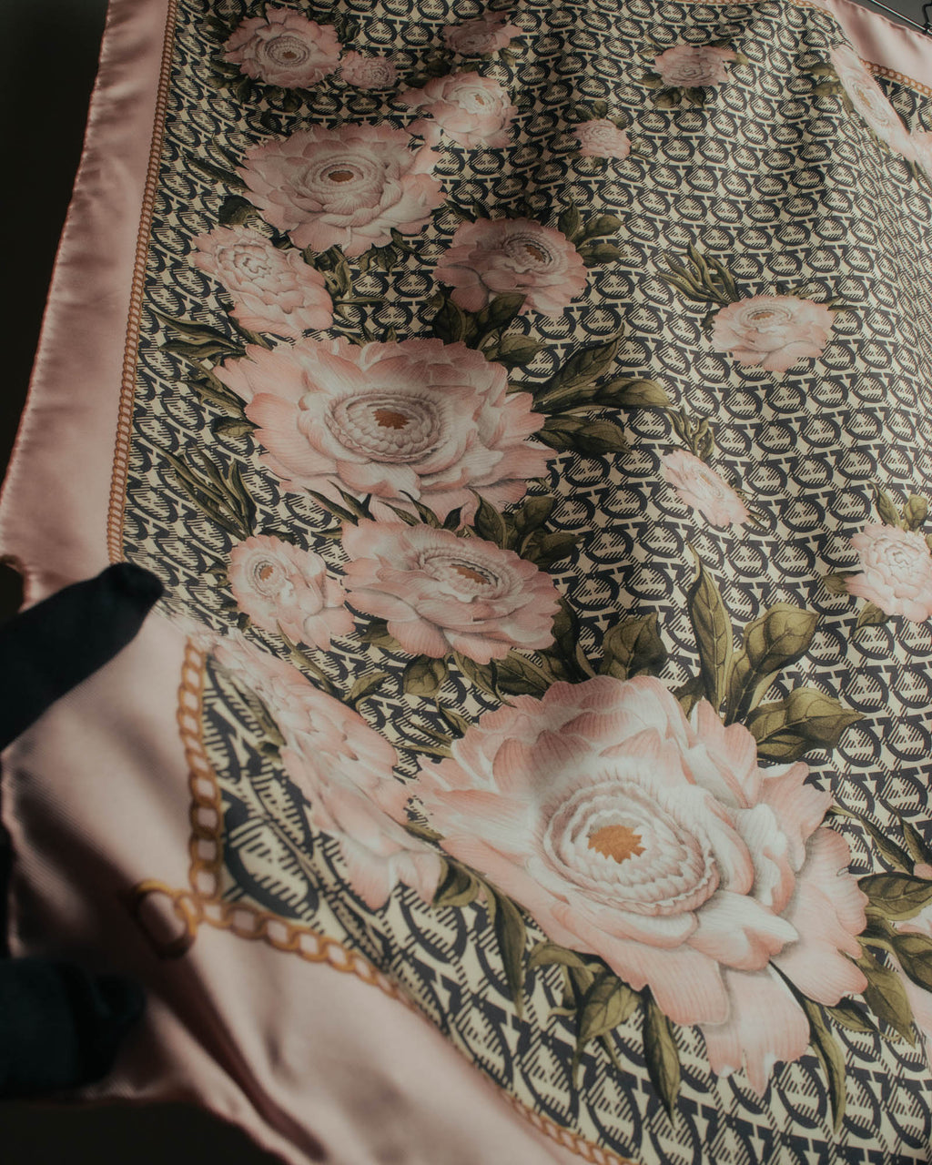 "Salvatore Ferragamo" 90's-00's Elegant floral silk scarf