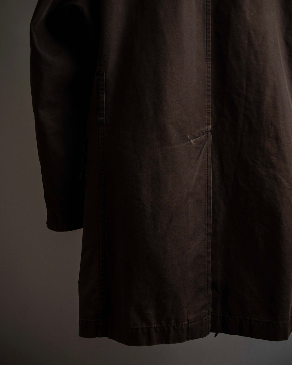 "BURBERRY" Subdued tone military detail mid-length trench coat