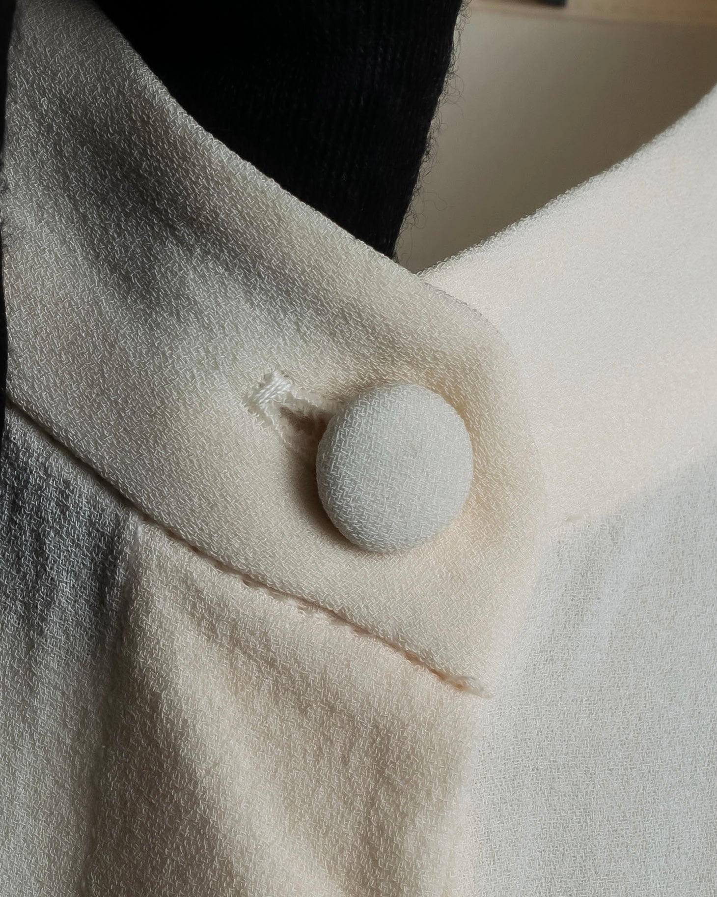 Camisa de seda con bordado en forma de logotipo "Alexandar McQueen" sin cuello