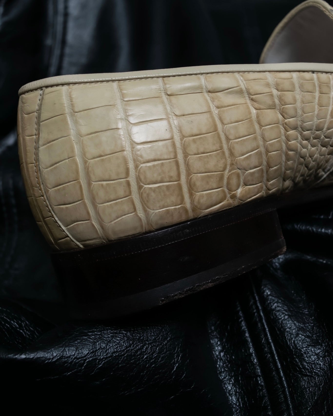 "GIORGIO ARMANI"Off-white crocodile leather loafers