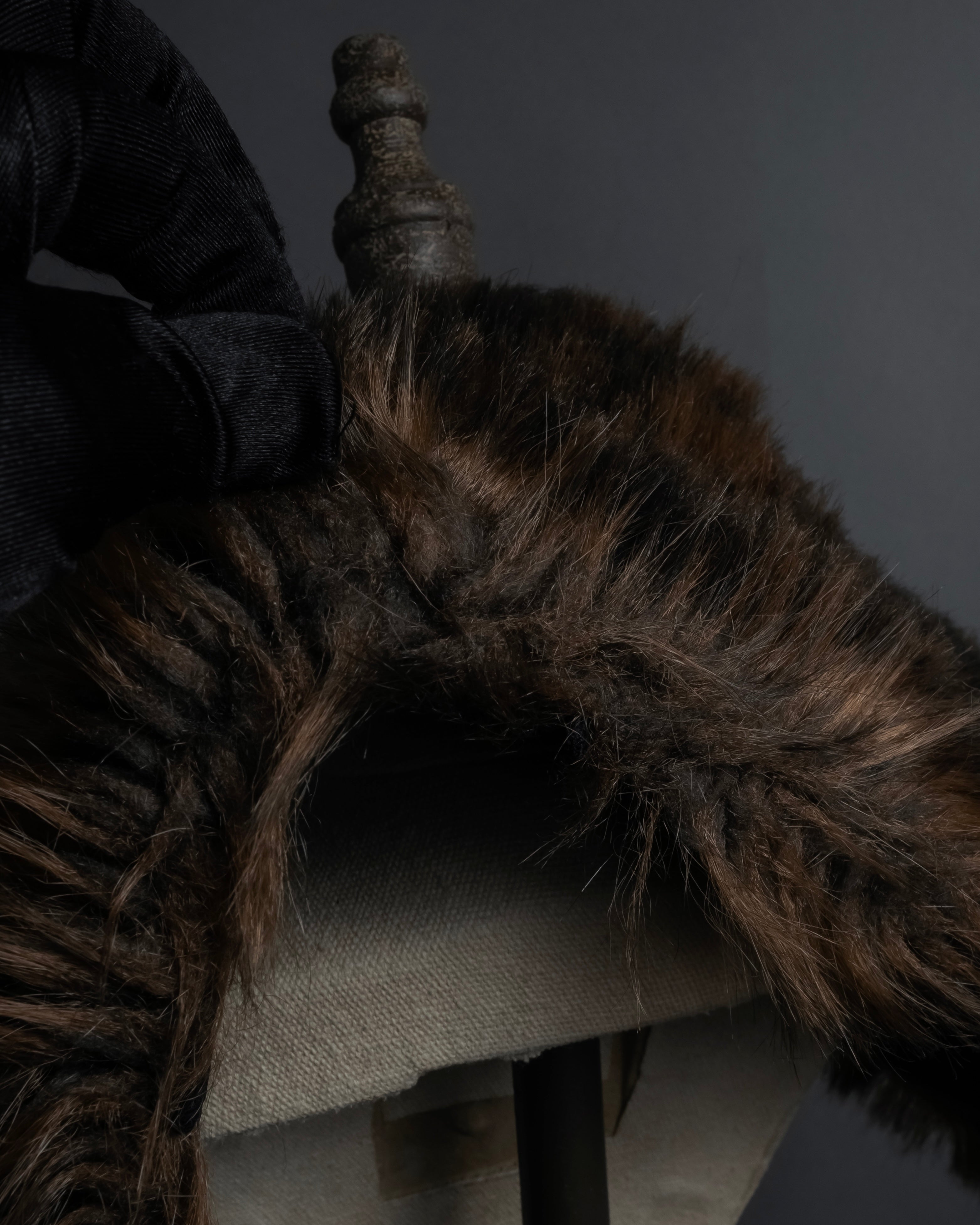 "PLEATS PLEASE ISSEY MIYAKE"
Long-haired fur neck dress