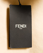 ライトブラウンのコットンドリル生地に添えられた、FENDI ROMAロゴ入りの黒い下げ札。