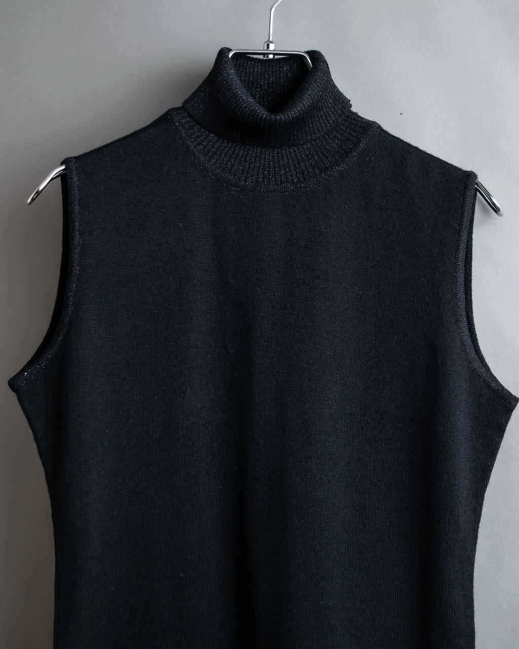 "VERSACE" High neck design sleeveless knit pullover