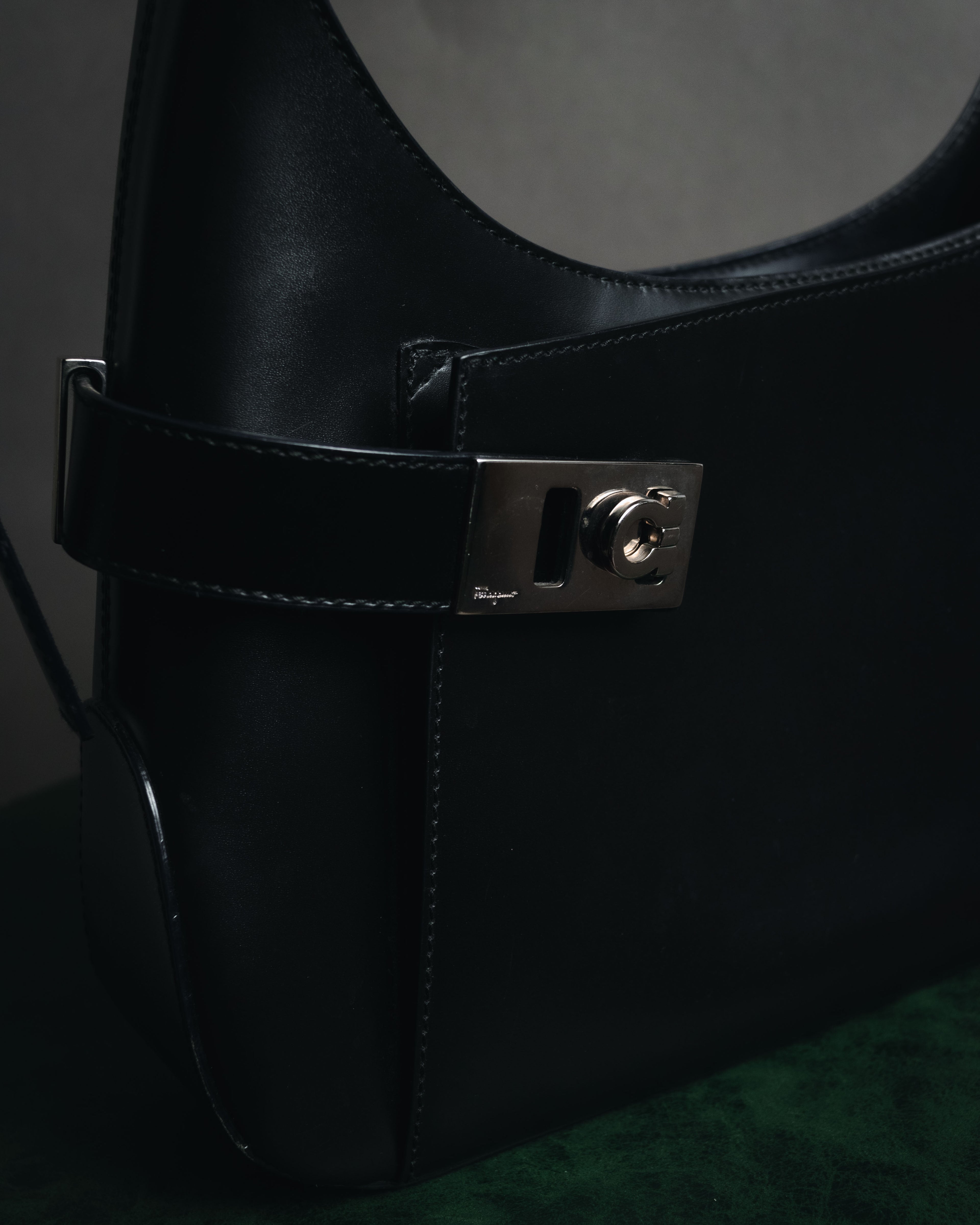 "Salvatore Ferragamo" 90’s-00’s minimalist gancini buckle hobo bag