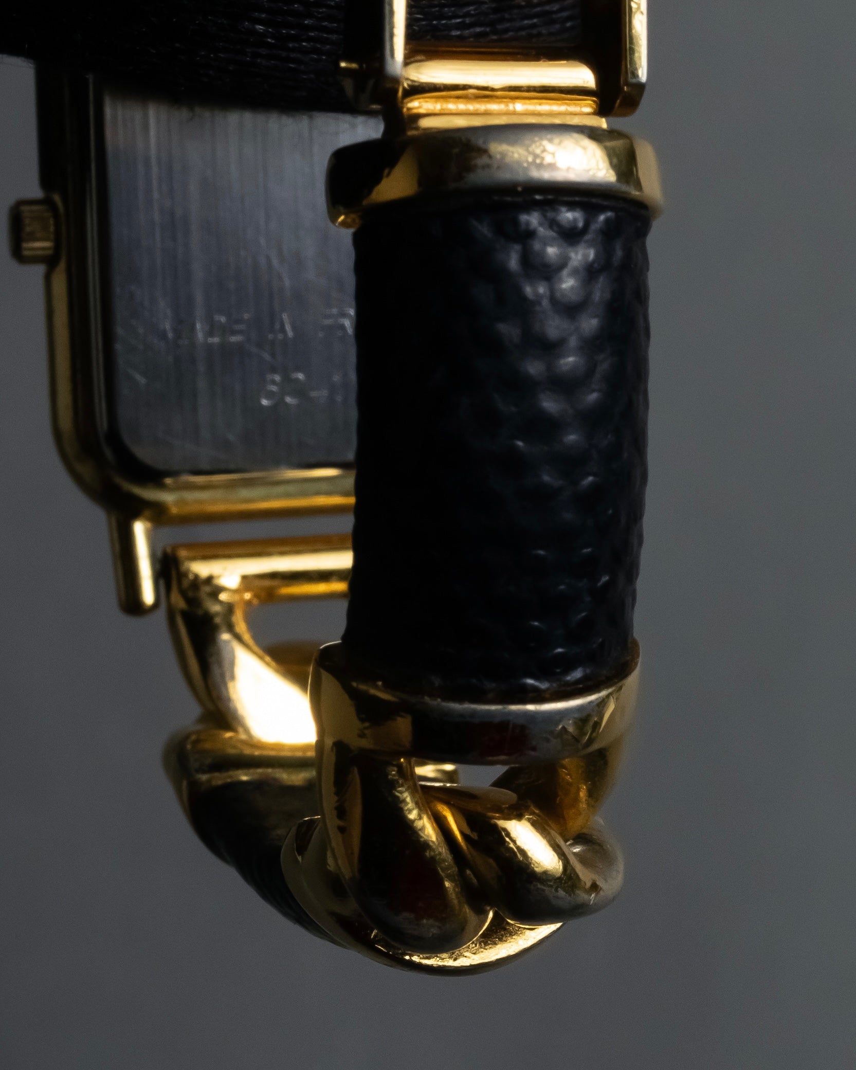 "LOEWE" 90's Square forum relief design watch