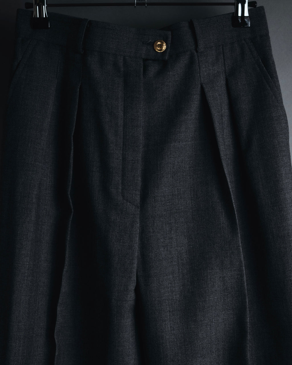 "CHANEL" high-waisted pleated trousers with signature gold button