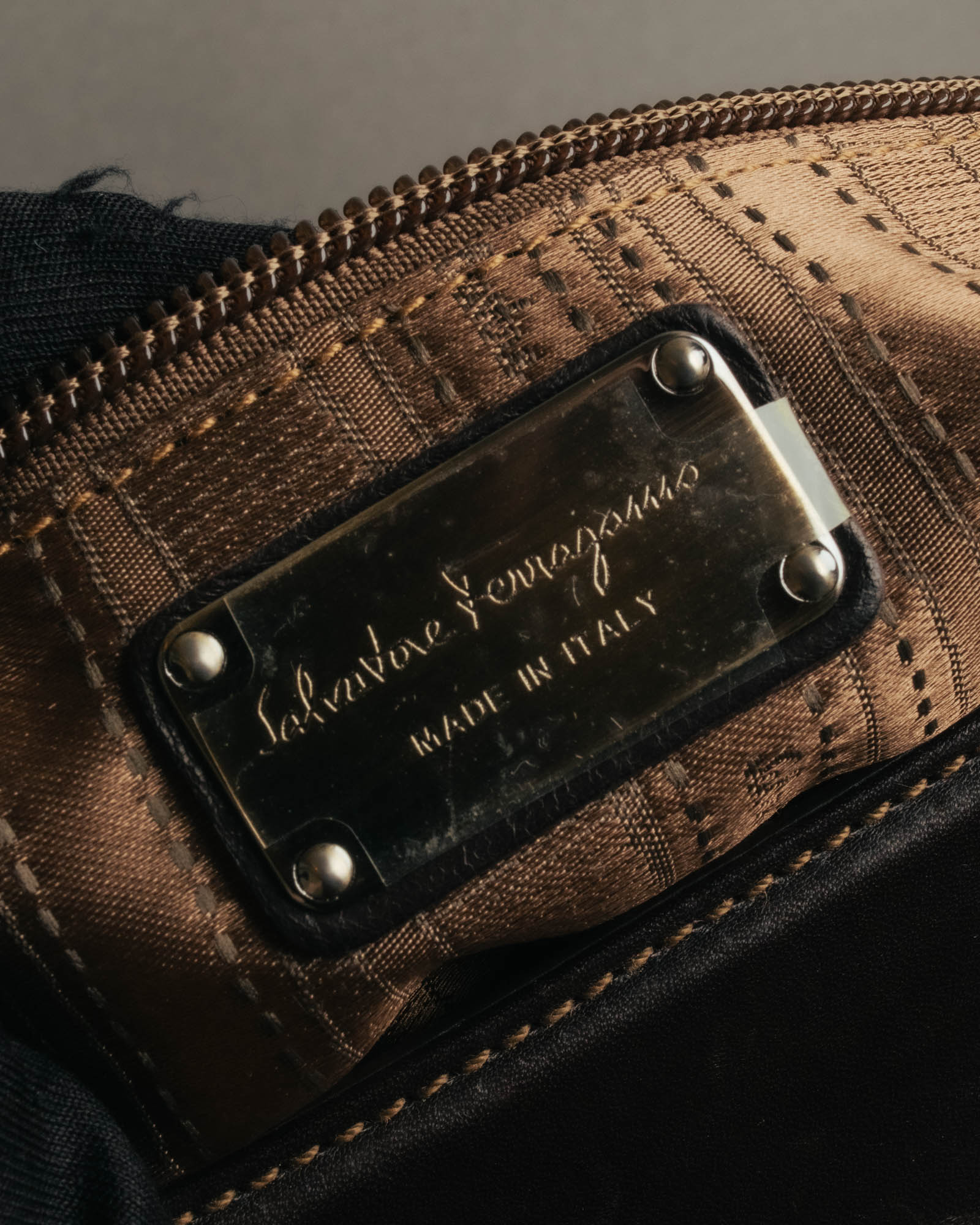 -SPECIAL- “Salvatore Ferragamo” 00’s-10’s Leather scale appliqué gancini shoulder bag