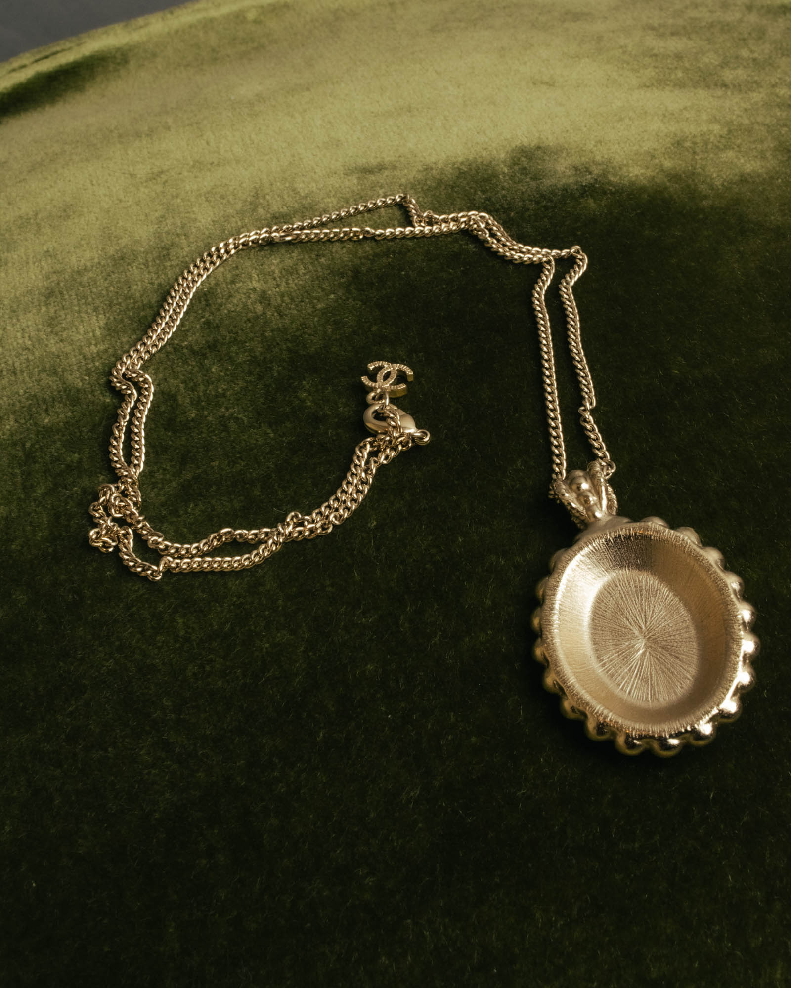 -SPECIAL- “CHANEL” 2017 Cruise Collection Pearl trimmed black pendant necklace