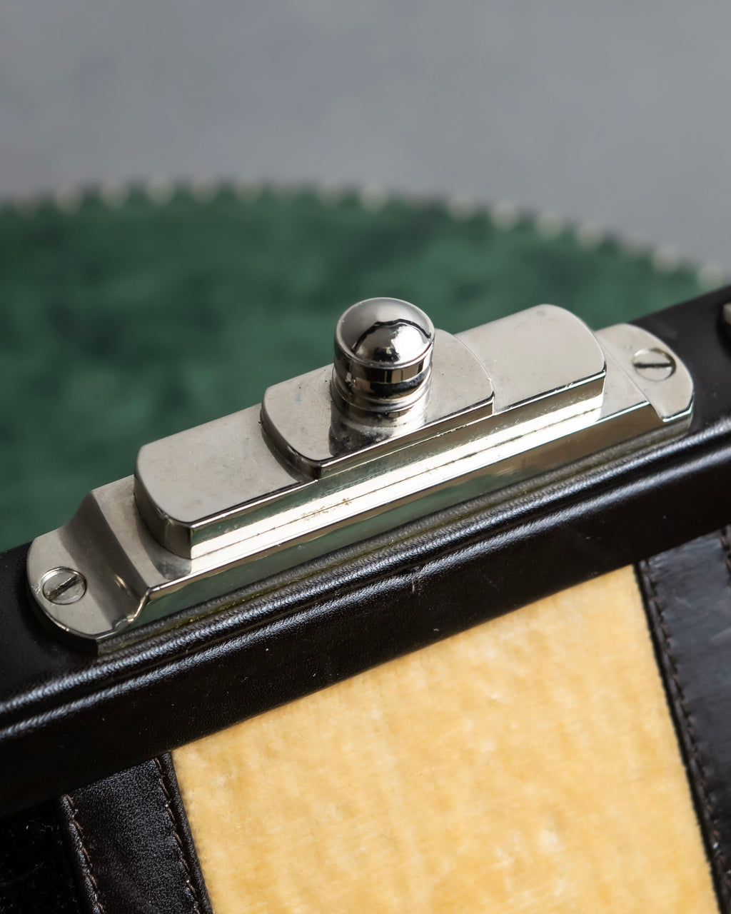 "Roberta Di Camerino"
 Velvet combination design hand bag